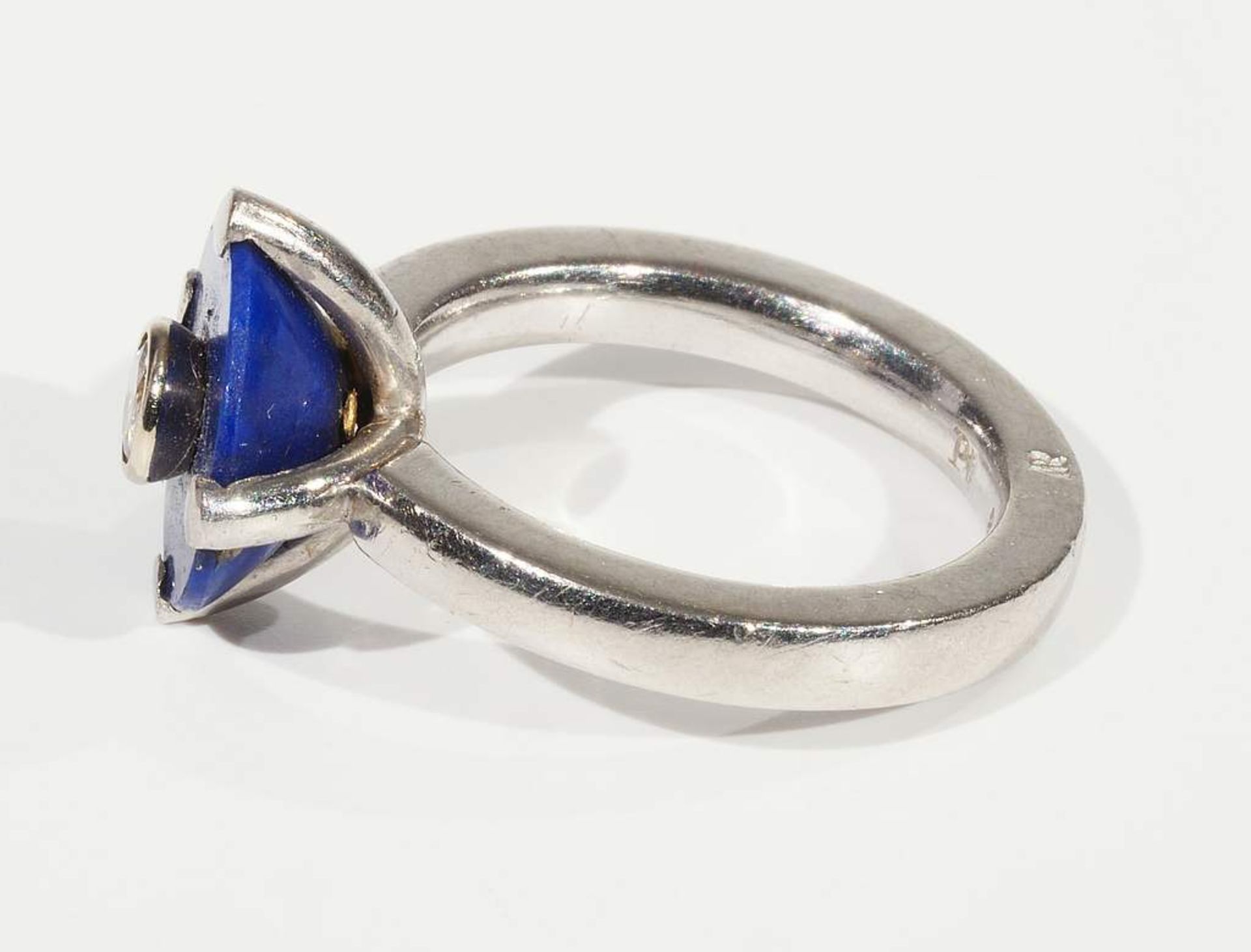 Damenring 950er Platin, auf dem Ringkopf in Fassung Lapis Lazuli und kleinem Brillanten, 0,20 ct.<b - Image 4 of 5