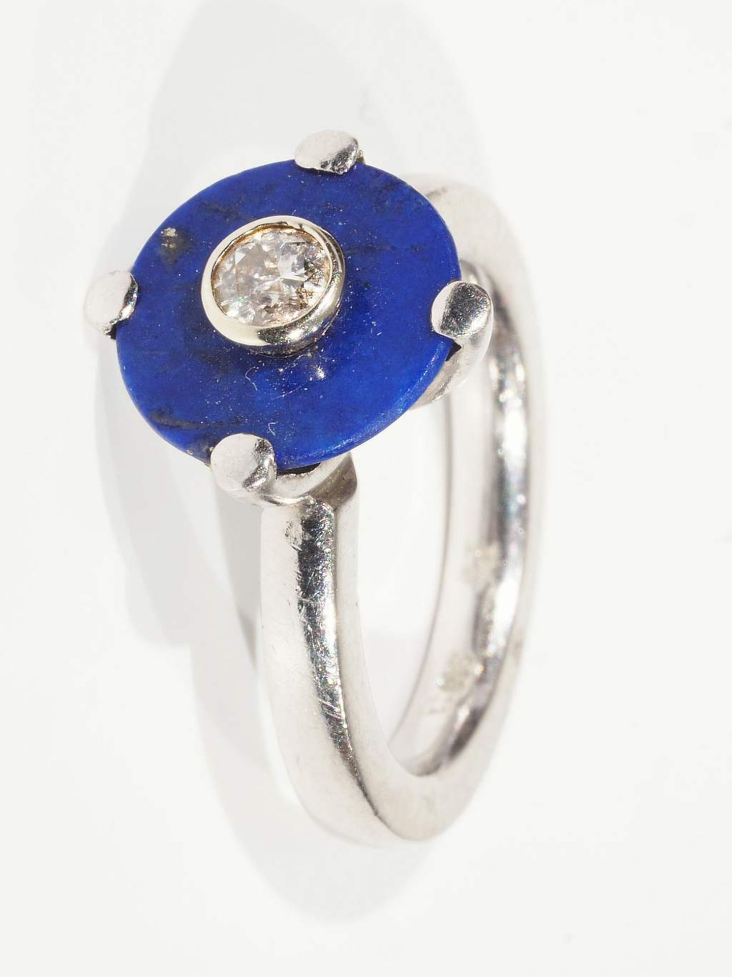 Damenring 950er Platin, auf dem Ringkopf in Fassung Lapis Lazuli und kleinem Brillanten, 0,20 ct.<b - Image 2 of 5