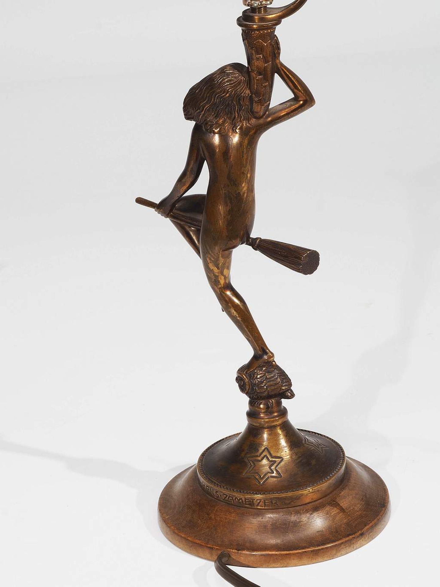 Figürlicher Lampenfuß. Hans. S.Zametzer, tätig um 1920 in München. Bronze, patiniert. Über ein - Bild 5 aus 5