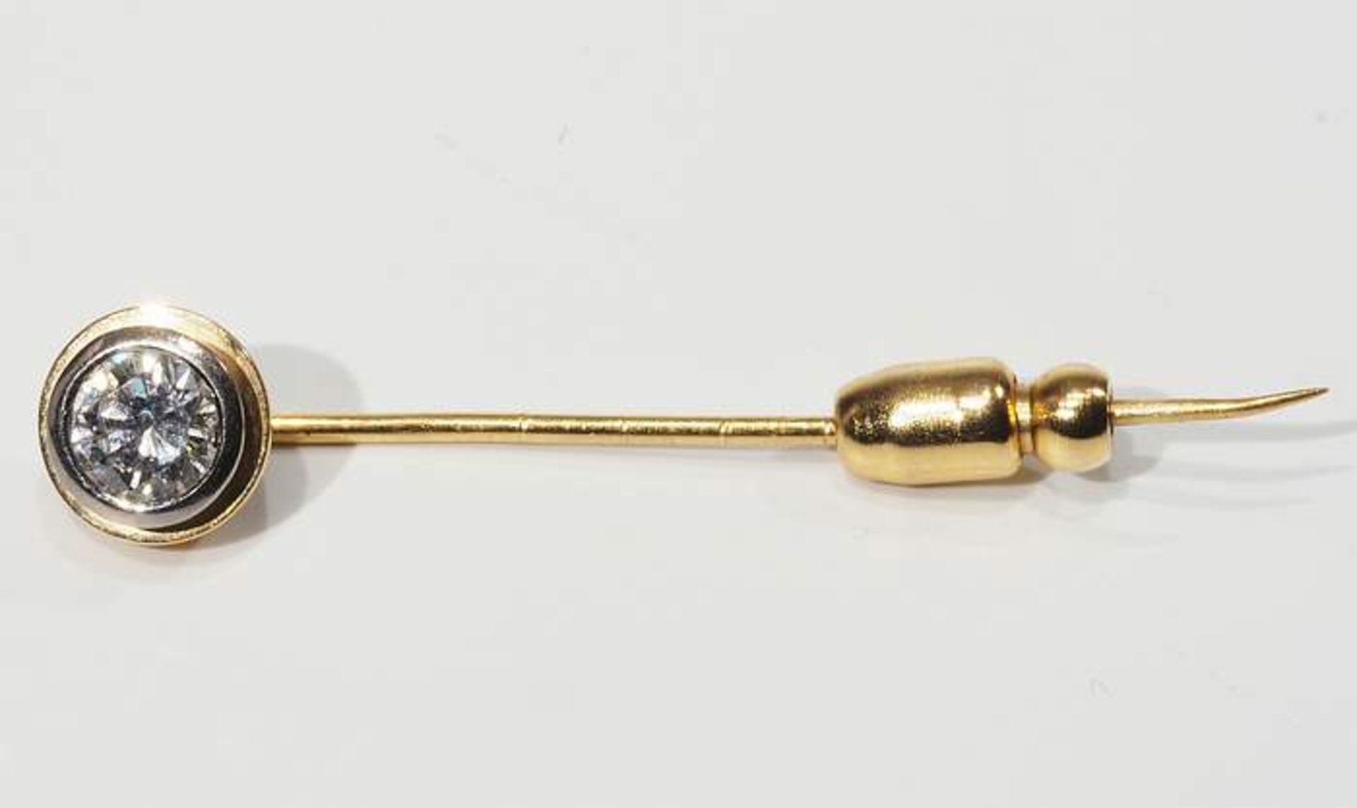 Krawattennadel mit Brillant von ca. 0,60 ct H/si., 750er Gelbgold (Stecker unedel) Länge ca. 4,5<b