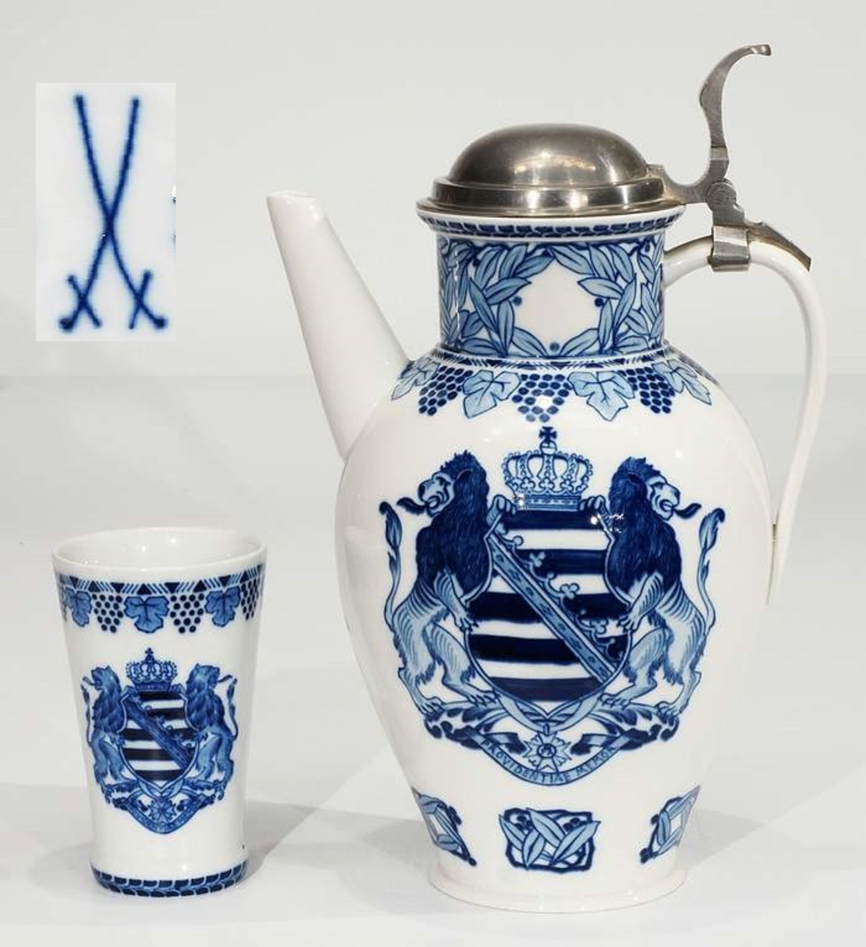 MEISSEN JUBILÄUMSKRUG und Weinbecher 1910, 1. Wahl. Blaumalerei mit Wappen des Königreiches Sachs