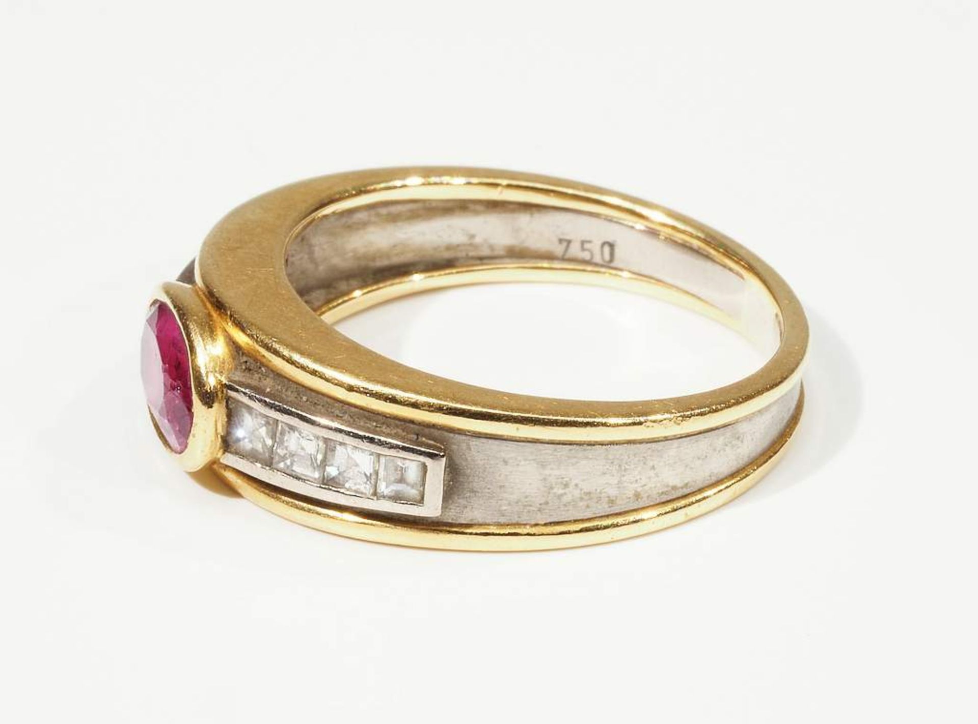 Damenring mit Diamanten und Rubin. 750er Weißgold, Gelbgold eingefaßt, Ringschiene mit Diamanten - Image 4 of 5