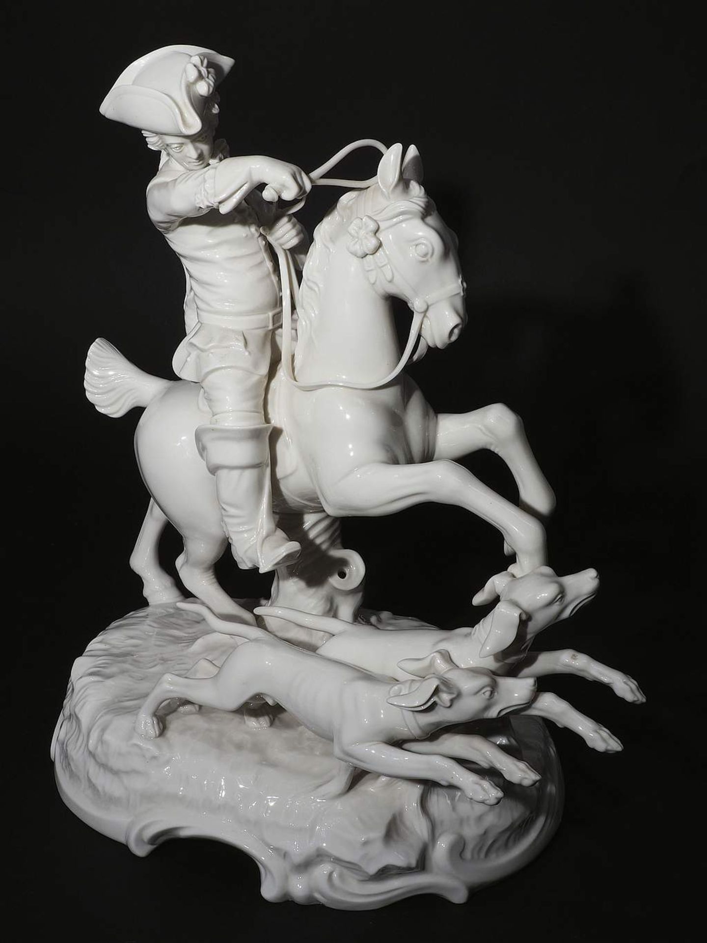 Figurengruppe "Parforce-Reiter mit zwei Jagdhunden". NYMPHENBURG, 20. Jahrhundert, nach einem Alt-< - Image 3 of 10