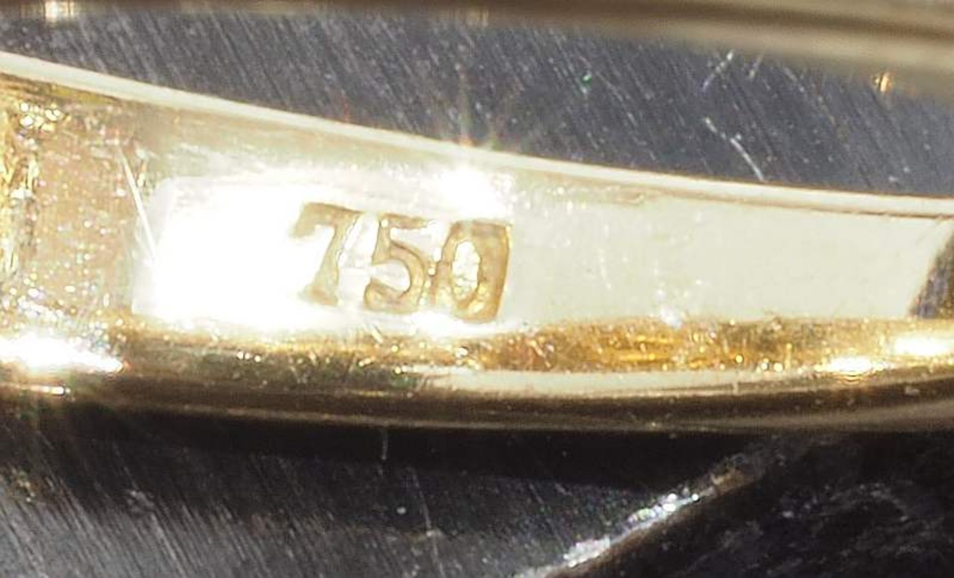 Ring, 750er Gelbgold, längsovaler Opal an zwei Stellen partiell rissig, umrandet mit zahlreichen<b - Image 6 of 7