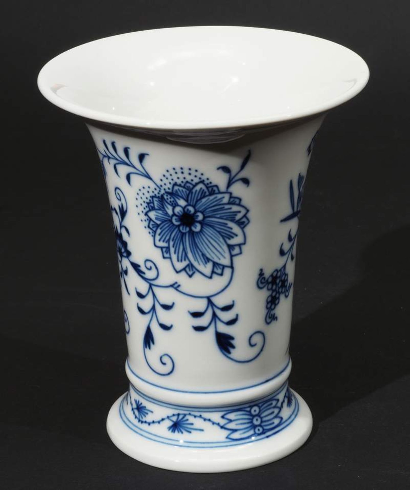 Vase. MEISSEN 1980, 1. Wahl. Kobaltblaue Unterglasurmalerei "Zwiebelmuster-Dekor". Vase in< - Bild 3 aus 6