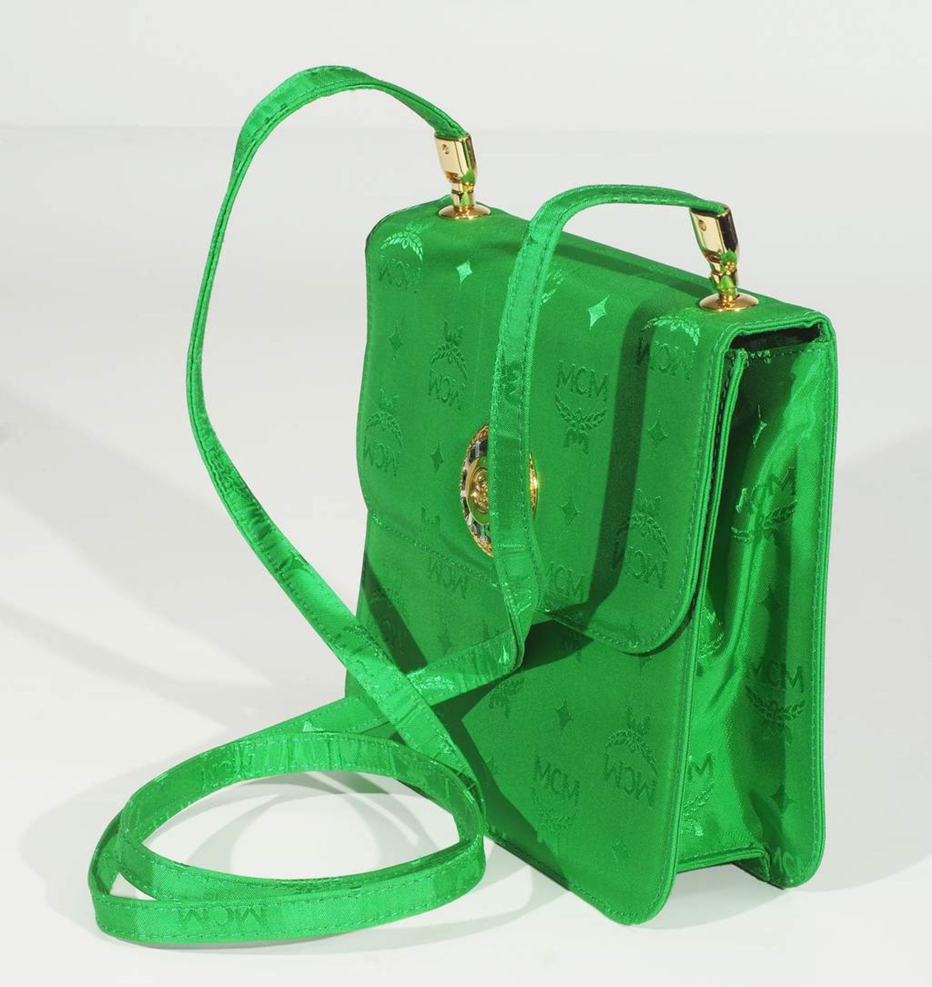 MCM Abendtasche mit Umschlagklappe. Grünfarbender Satinstoff mit Hersteller-Logo. Innen mit<br - Image 3 of 6