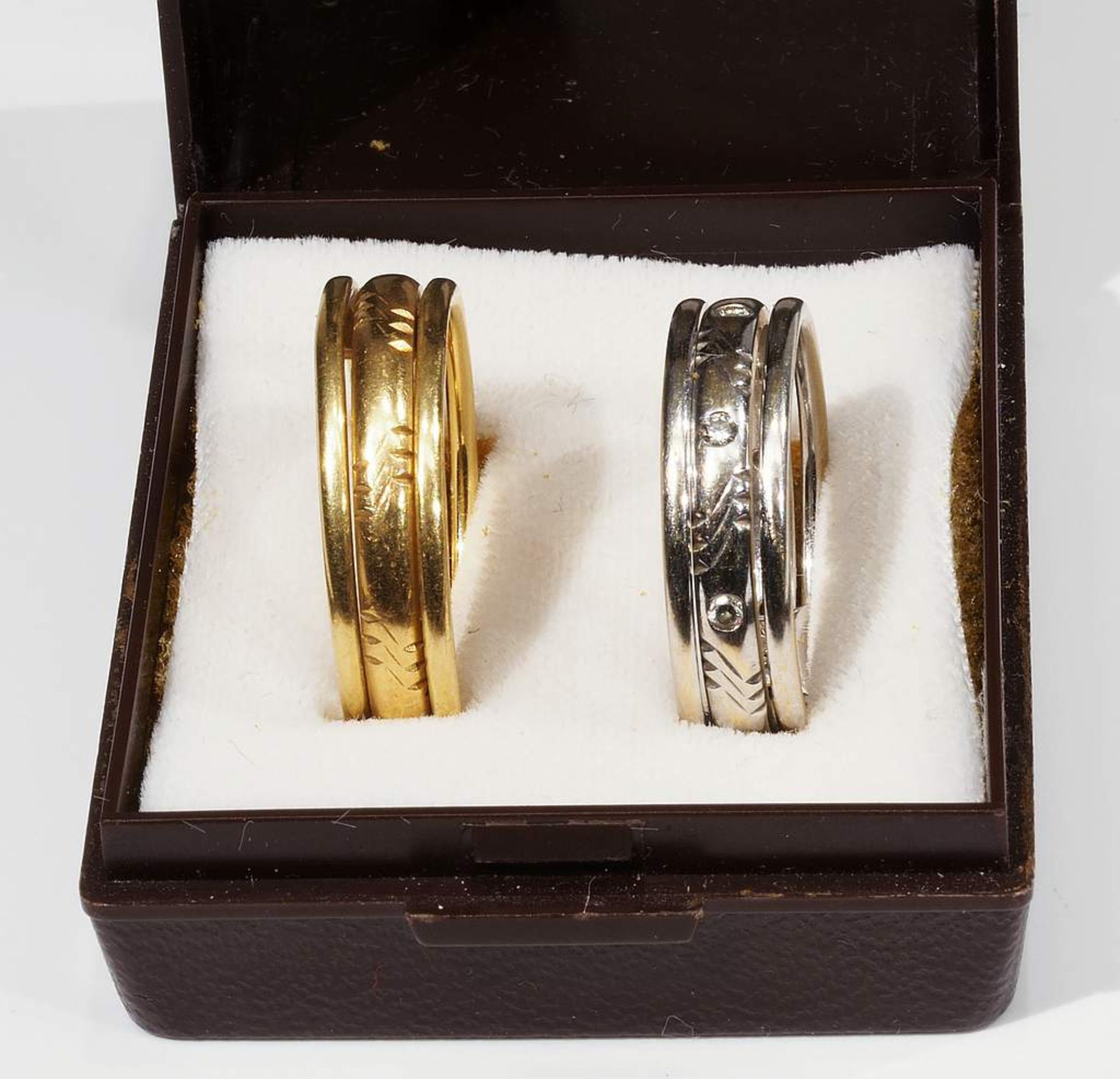 Paar Ringe. Gelb- und Weißgold. 750er Gold mit Innengravur, besetzt mit kleinen Diamanten. - Image 7 of 7