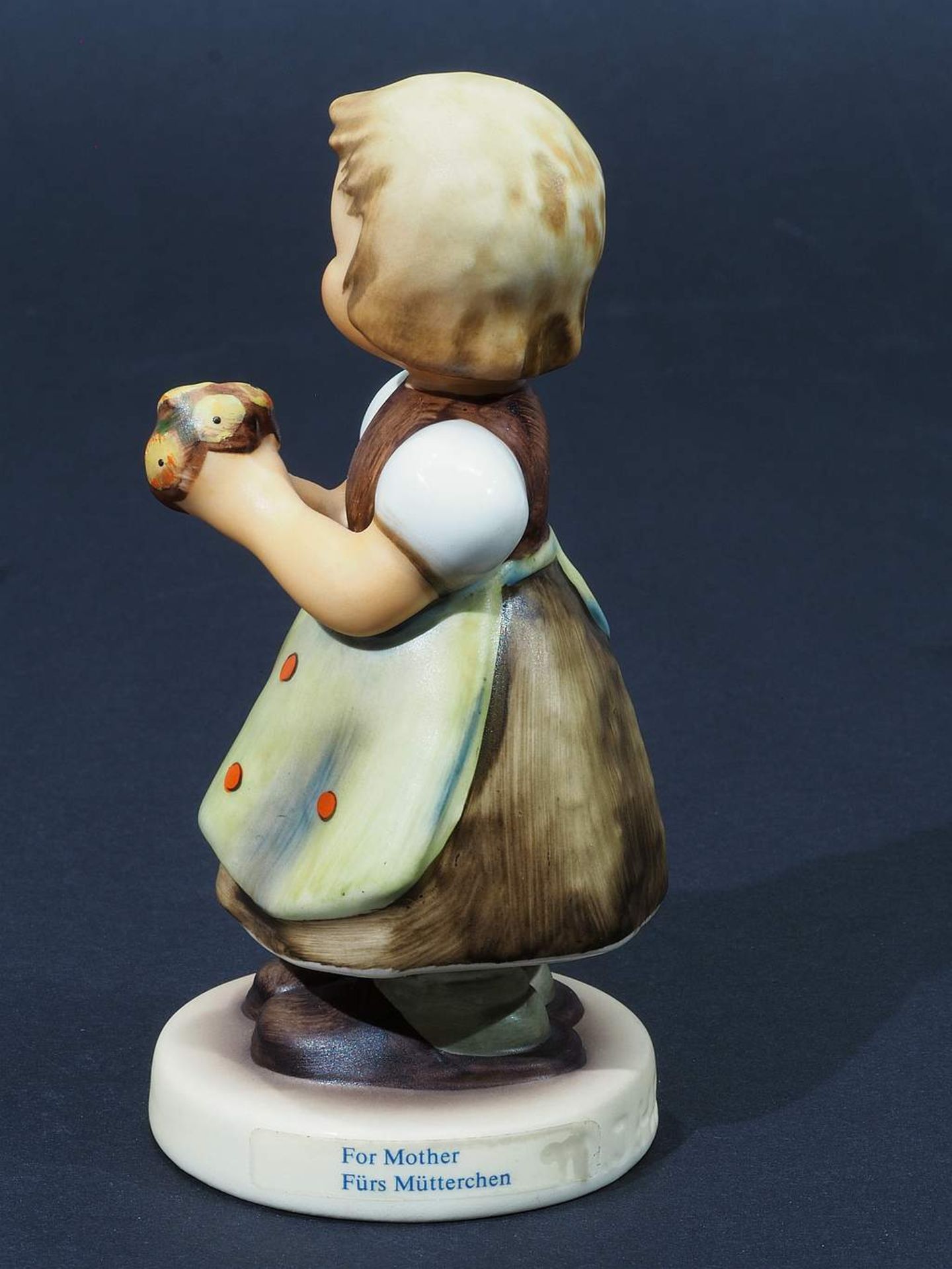 Goebel Figur "Fürs Mütterchen", 1984. Modell Nummer 257. Farbig bemalt, Höhe 10,5 cm. - Bild 5 aus 7