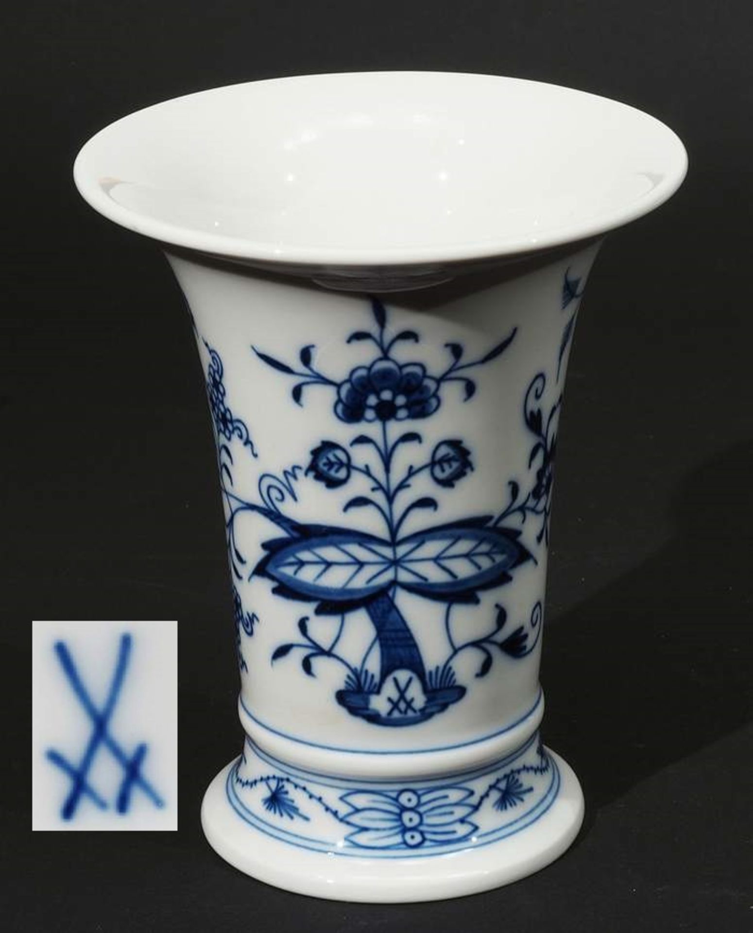 Vase. MEISSEN 1980, 1. Wahl. Kobaltblaue Unterglasurmalerei "Zwiebelmuster-Dekor". Vase in<