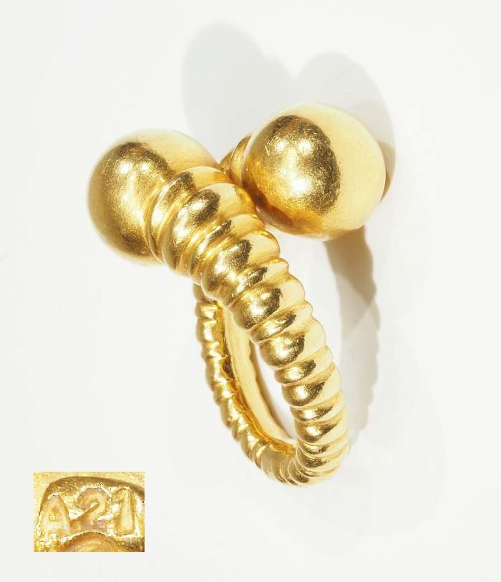Ring mit zwei Kugeln. Designer Ilias Lalaounis. 750 Gelbgold gepunzt, Ringgröße 48, Gewicht ca. 1