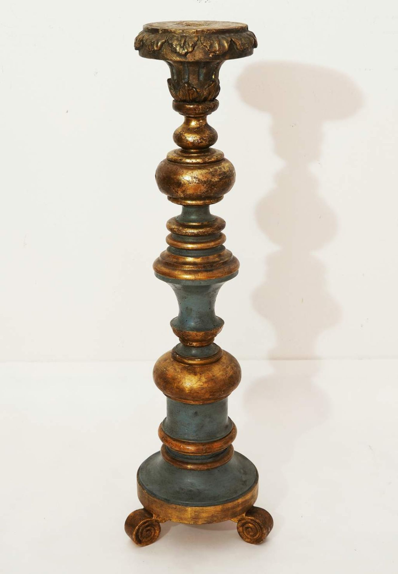 Barocksäule dreibeinig, Holz, farbig gefaßt, vergoldet. Reich gegliederte Balusterschaft, - Image 3 of 4