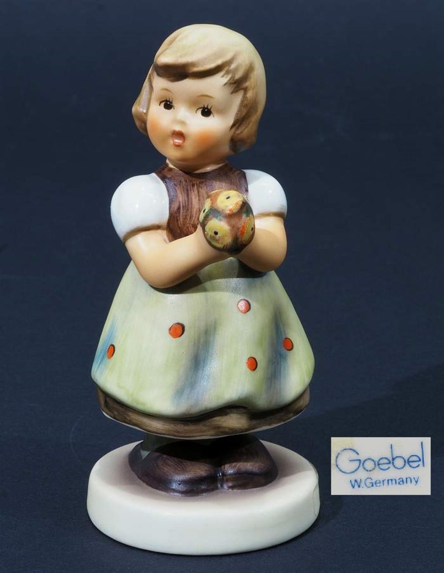 Goebel Figur "Fürs Mütterchen", 1984. Modell Nummer 257. Farbig bemalt, Höhe 10,5 cm.