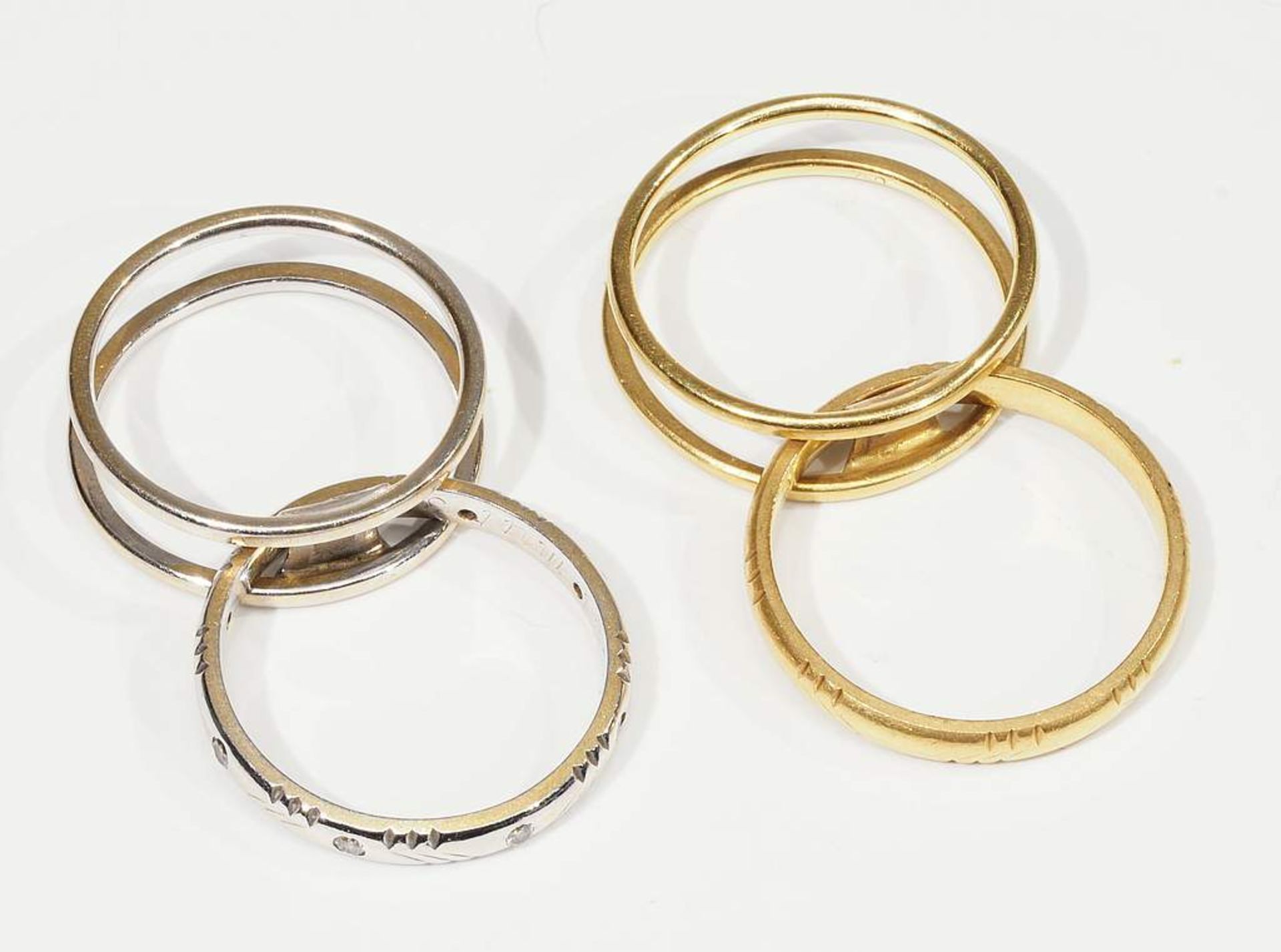 Paar Ringe. Gelb- und Weißgold. 750er Gold mit Innengravur, besetzt mit kleinen Diamanten. - Image 4 of 7