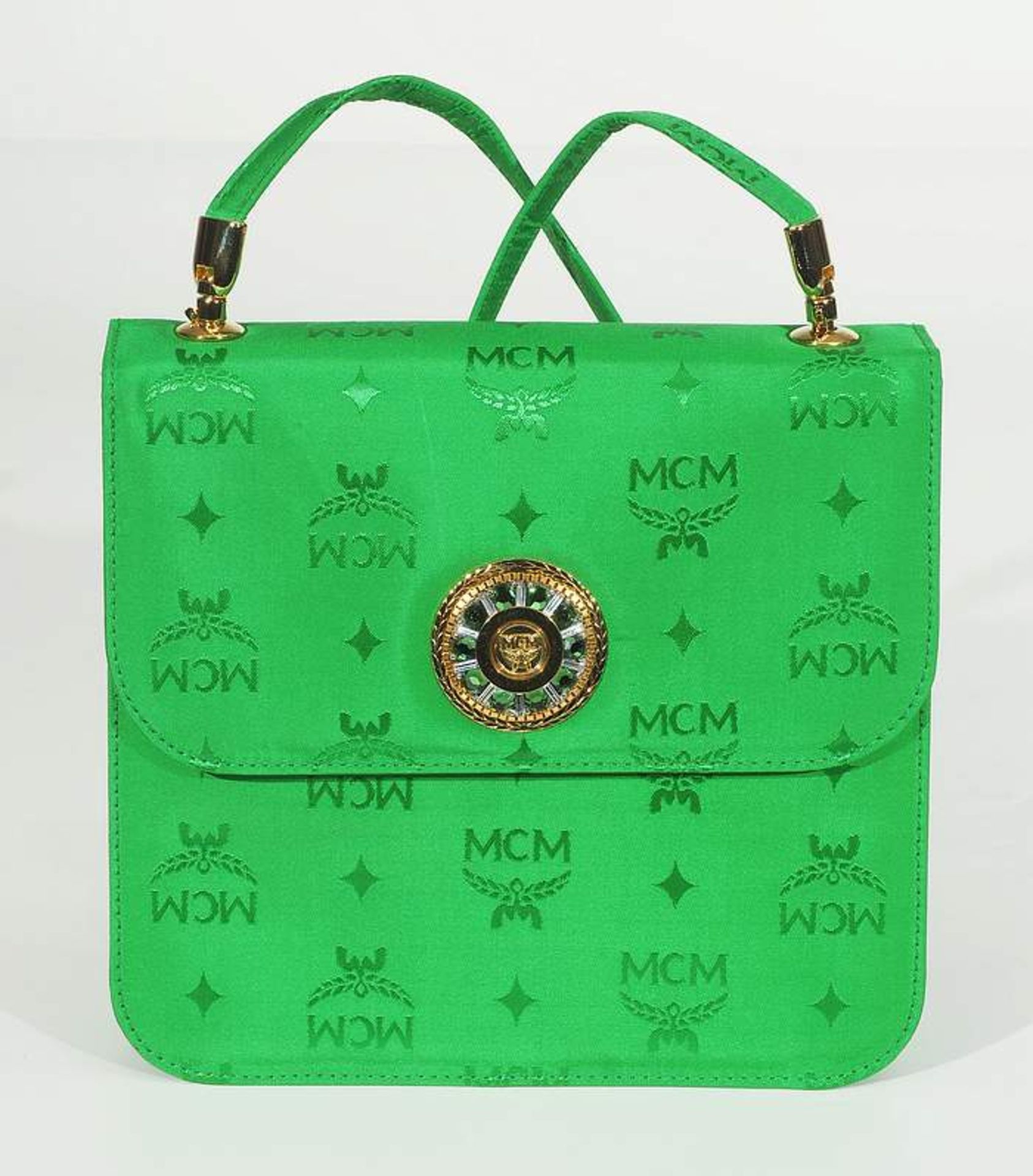 MCM Abendtasche mit Umschlagklappe. Grünfarbender Satinstoff mit Hersteller-Logo. Innen mit<br