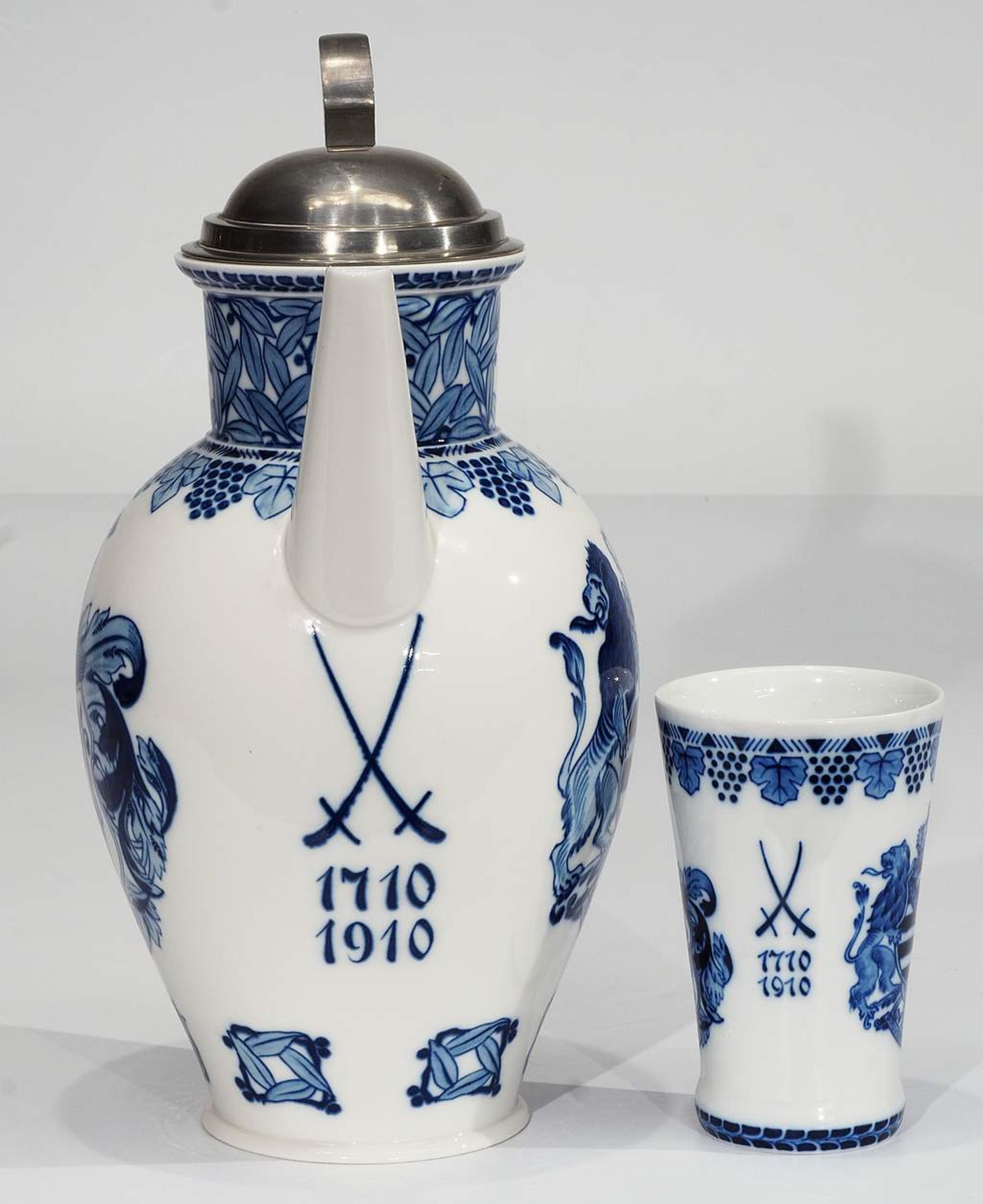 MEISSEN JUBILÄUMSKRUG und Weinbecher 1910, 1. Wahl. Blaumalerei mit Wappen des Königreiches Sachs - Bild 4 aus 6