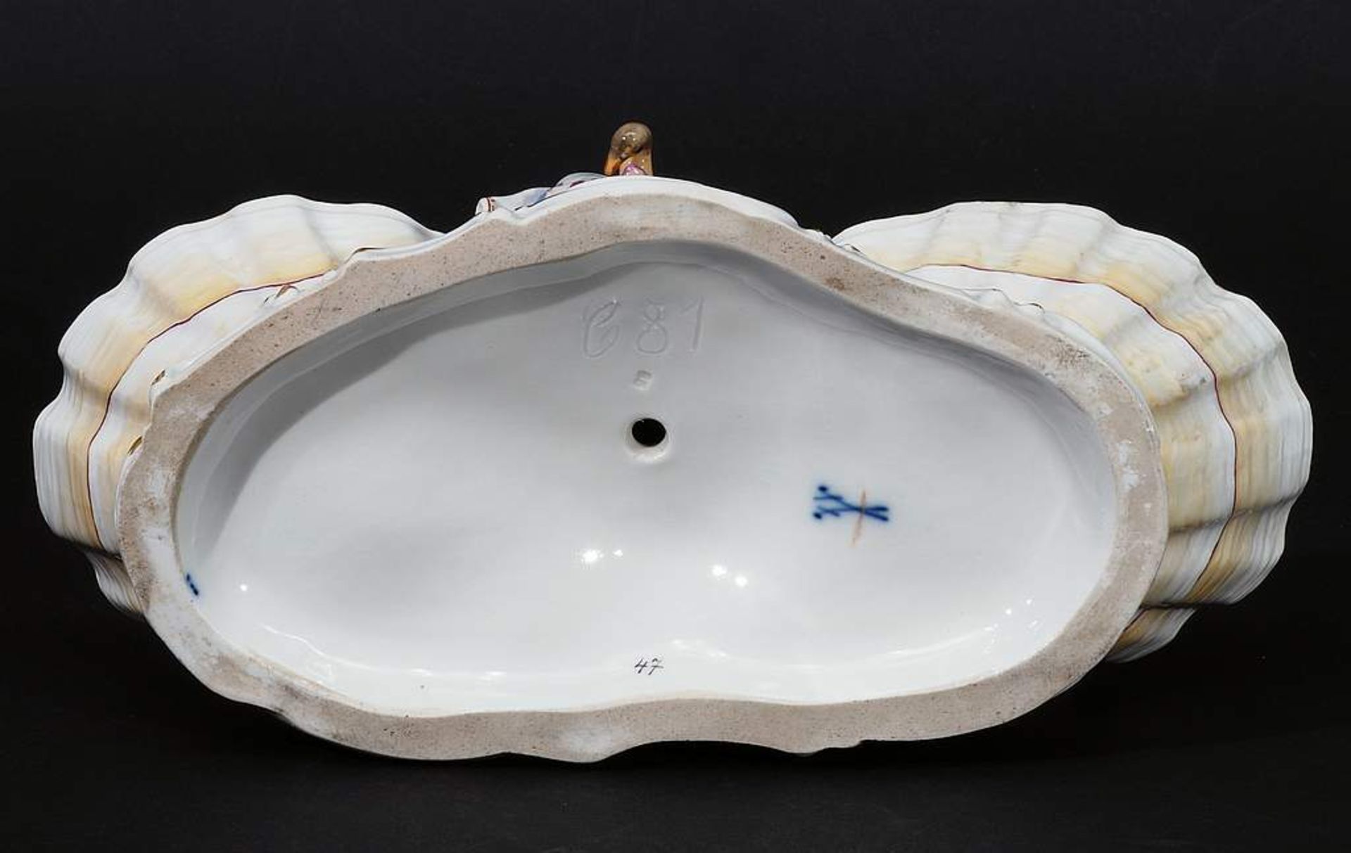 Figurenschale "Köchin". MEISSEN um 1860, Modellnummer C 81. Zwischen zwei Muschelschalen sitzende< - Bild 7 aus 9