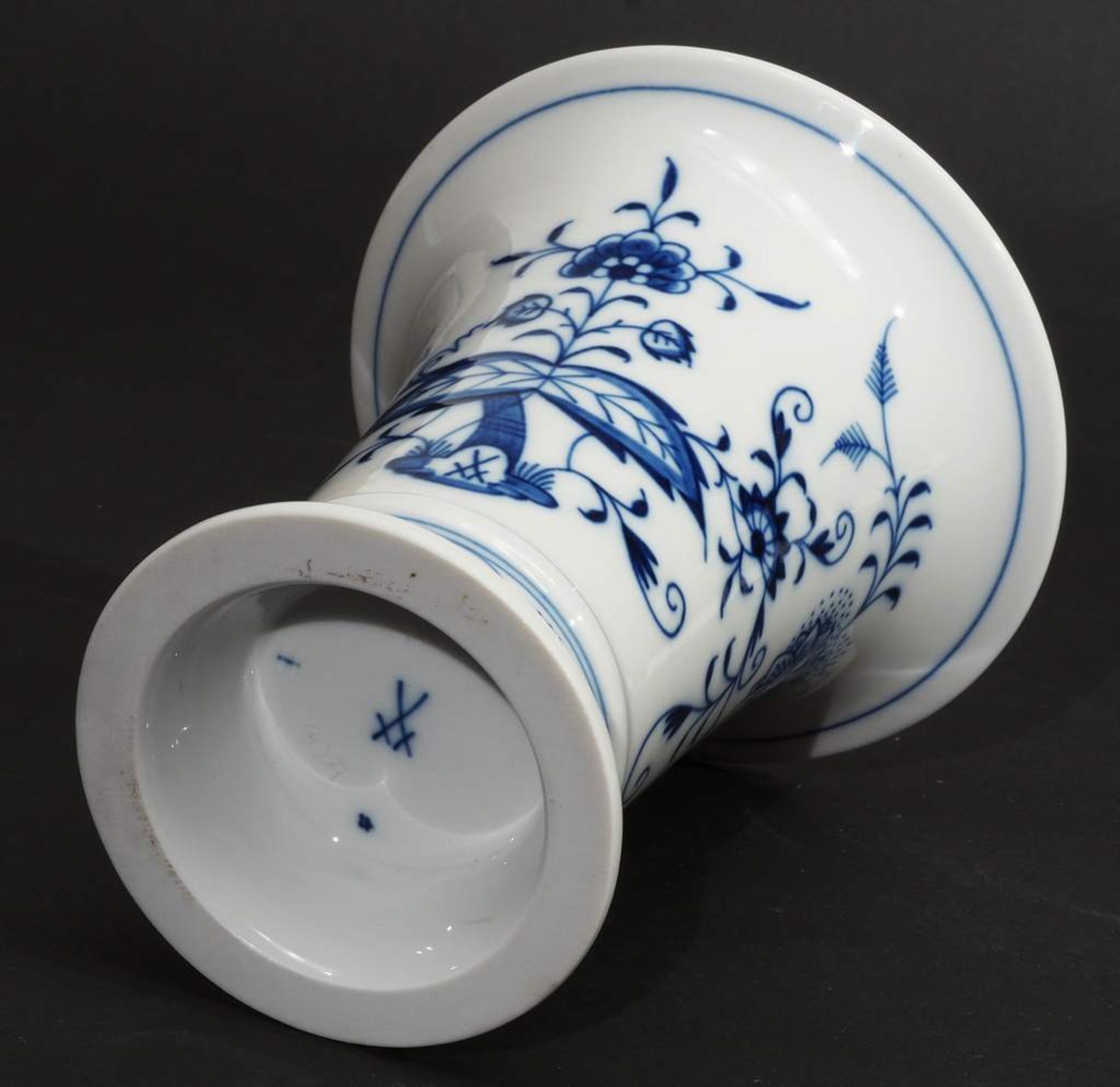 Vase. MEISSEN 1980, 1. Wahl. Kobaltblaue Unterglasurmalerei "Zwiebelmuster-Dekor". Vase in< - Bild 5 aus 6