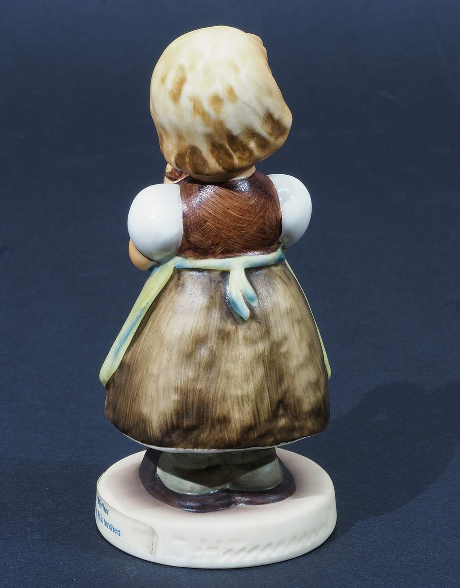 Goebel Figur "Fürs Mütterchen", 1984. Modell Nummer 257. Farbig bemalt, Höhe 10,5 cm. - Bild 4 aus 7