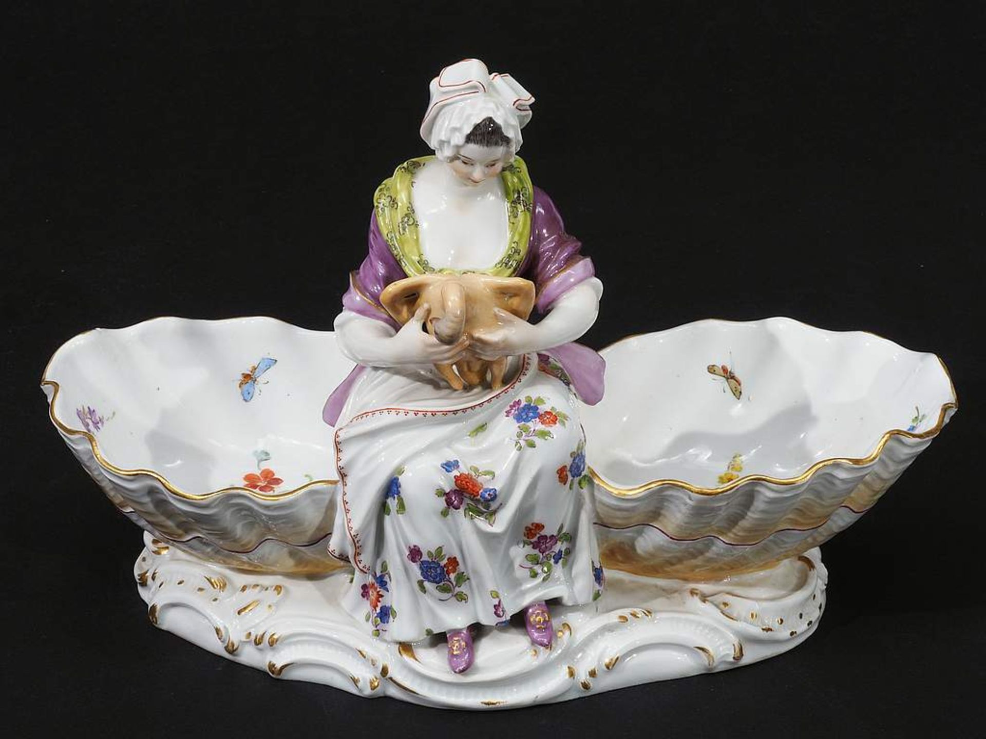 Figurenschale "Köchin". MEISSEN um 1860, Modellnummer C 81. Zwischen zwei Muschelschalen sitzende< - Bild 2 aus 9