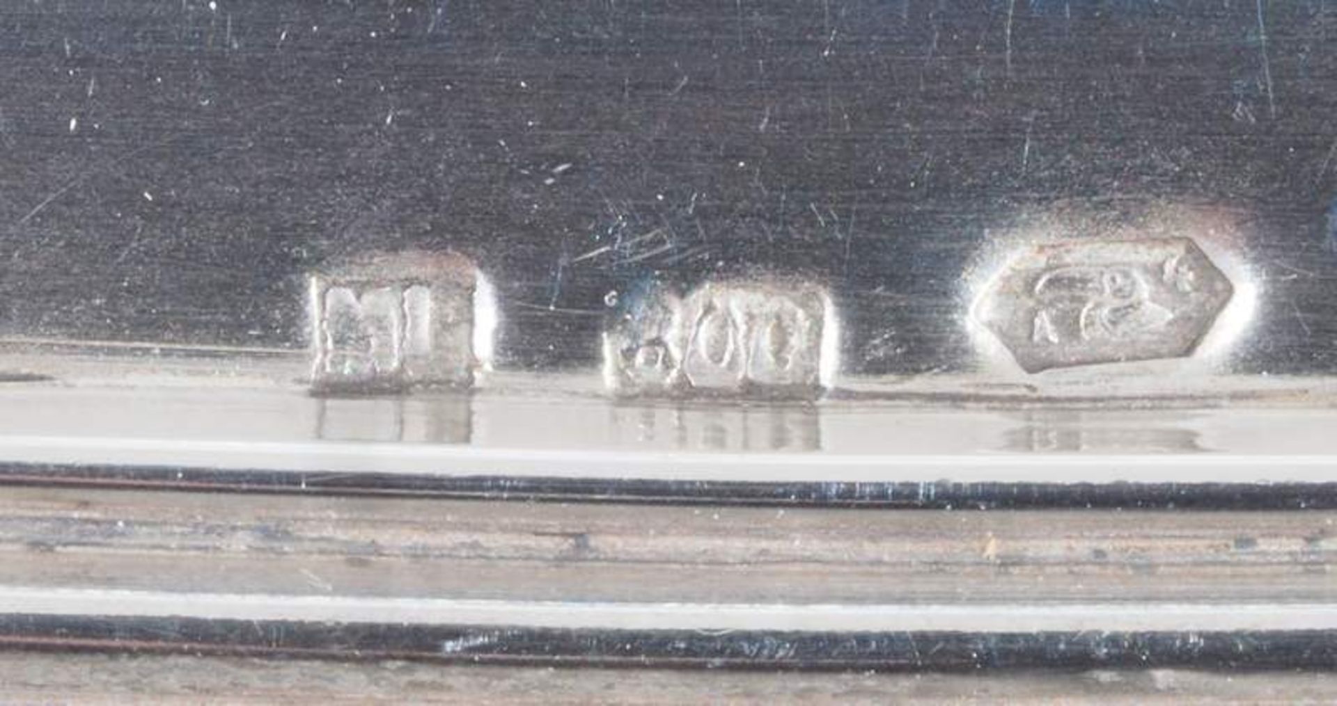 Servierschale im Dresdner Barockstil. 800er Silber, godronierte, quadratische gemuldete Form mit<br - Bild 5 aus 5