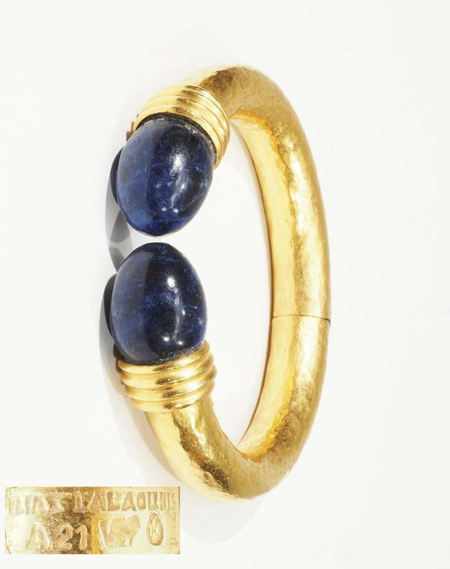 Spangenarmreif mit Lapis Lazuli, Designer Ilias Lalaounis. Mindestens 750er Gelbgold geprüft. Reif