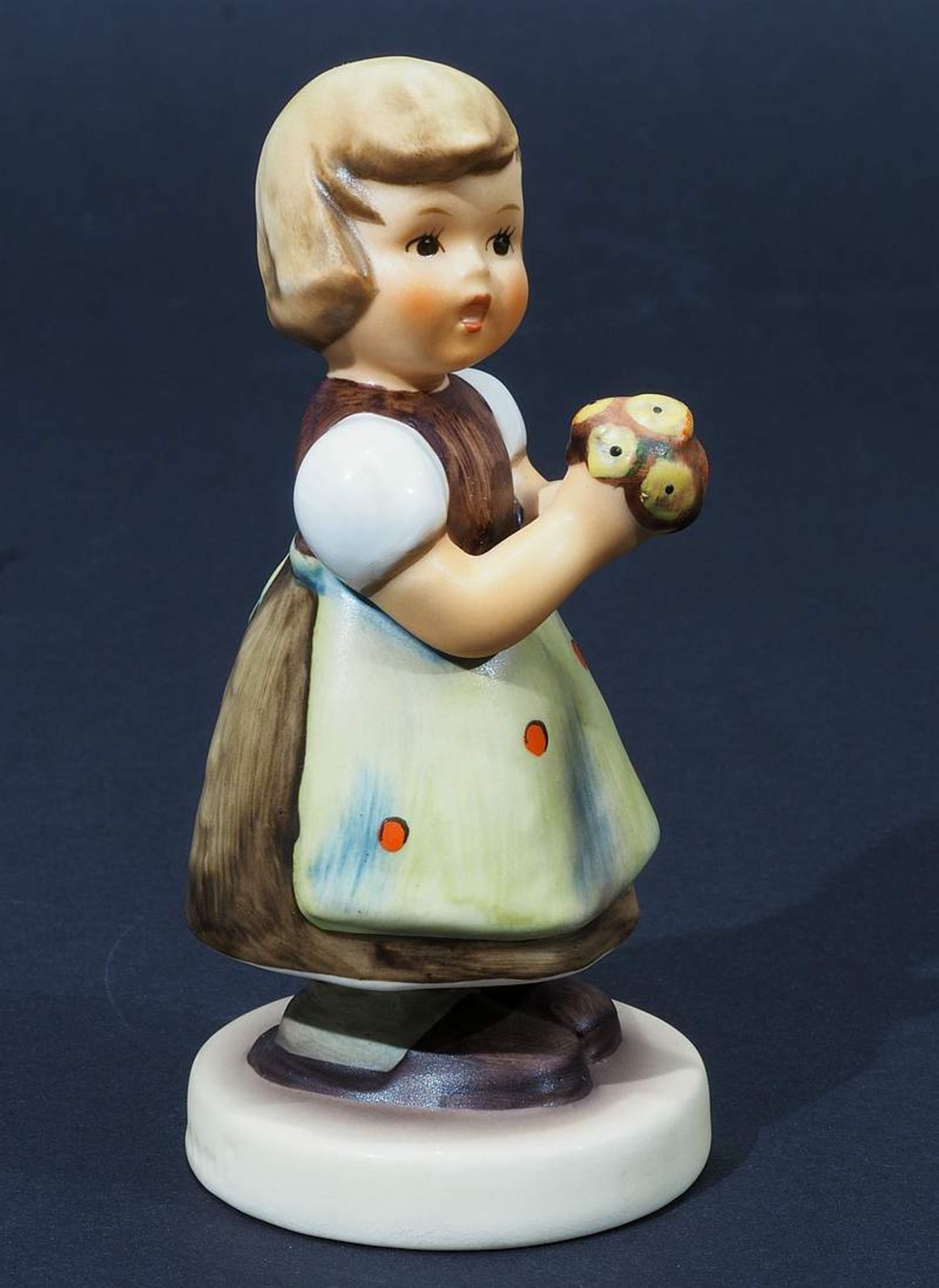 Goebel Figur "Fürs Mütterchen", 1984. Modell Nummer 257. Farbig bemalt, Höhe 10,5 cm. - Bild 3 aus 7