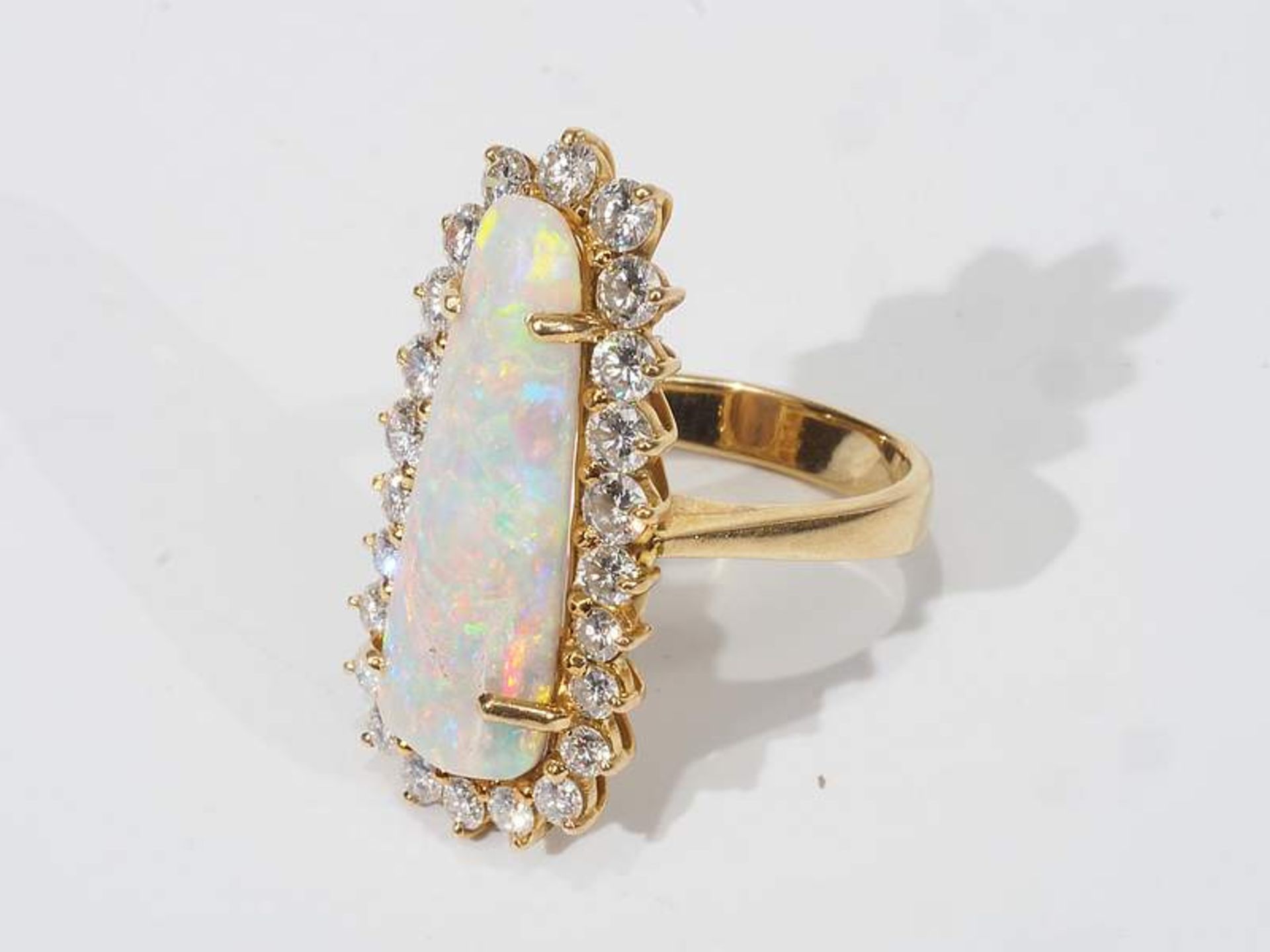 Ring, 750er Gelbgold, längsovaler Opal an zwei Stellen partiell rissig, umrandet mit zahlreichen<b - Image 3 of 7