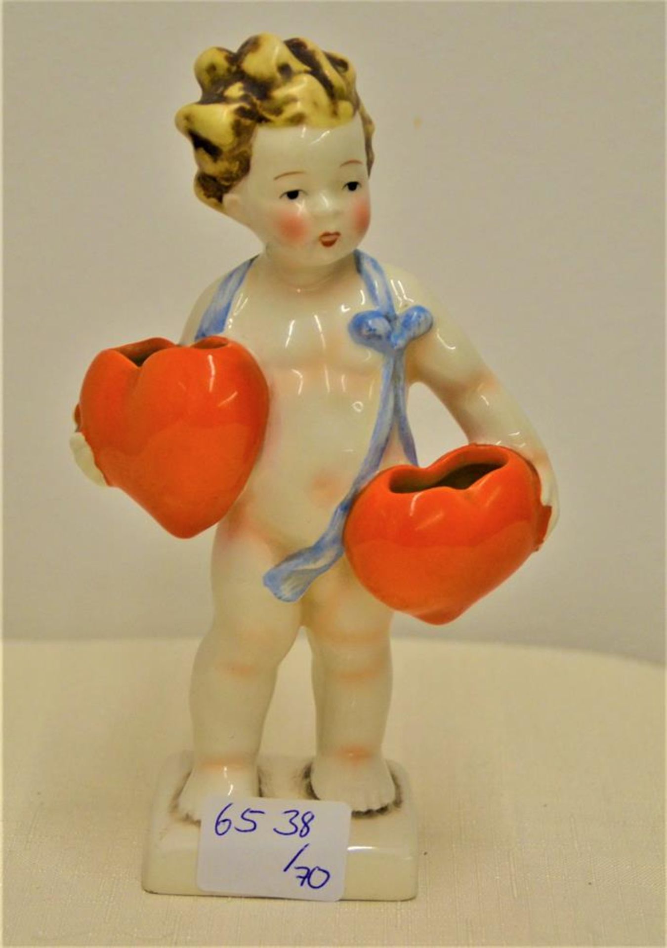 Hummelfigur Junge mit zwei Herzvasen, sehr frühe Figur aus den 30er bis 40er Jahren, ca. 15,5cm,
