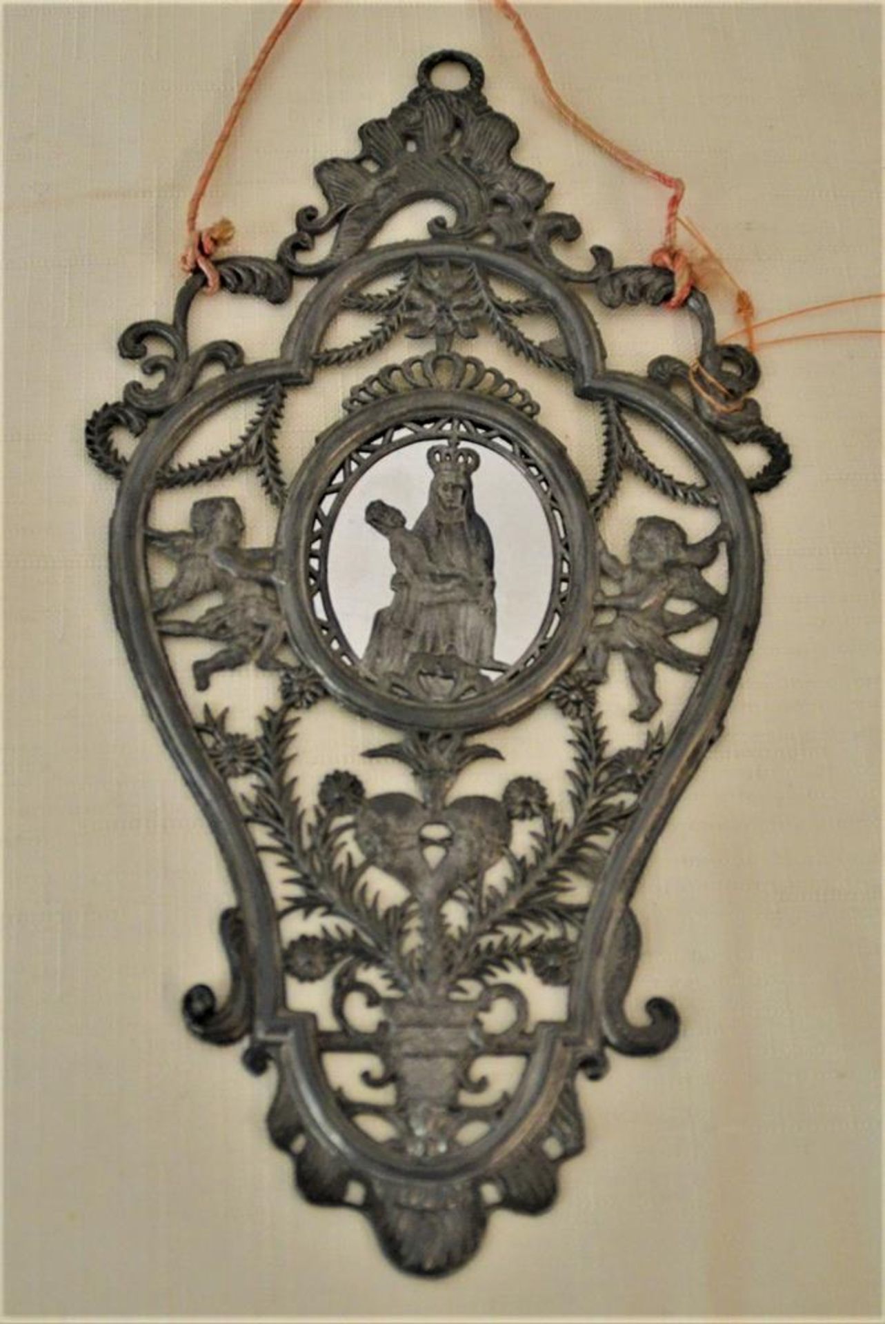 Zinn Wandrelief mit Spiegelchen, Pieta und Putti, 19 x 11cm