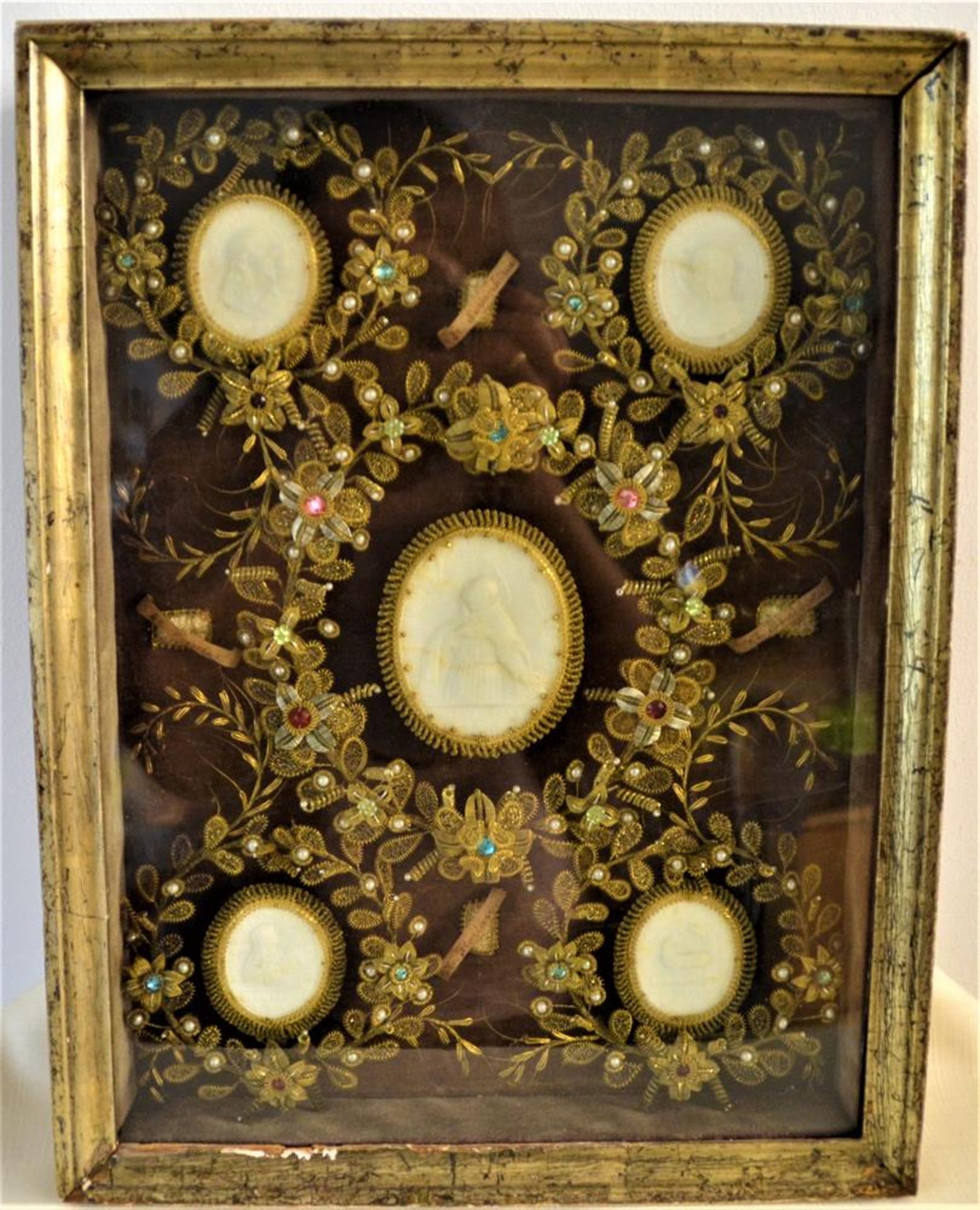 Klosterarbeit mit Wachsbildern und Reliquien, hinter Glas gerahmt, 41 x 32cm hinten beschriftet