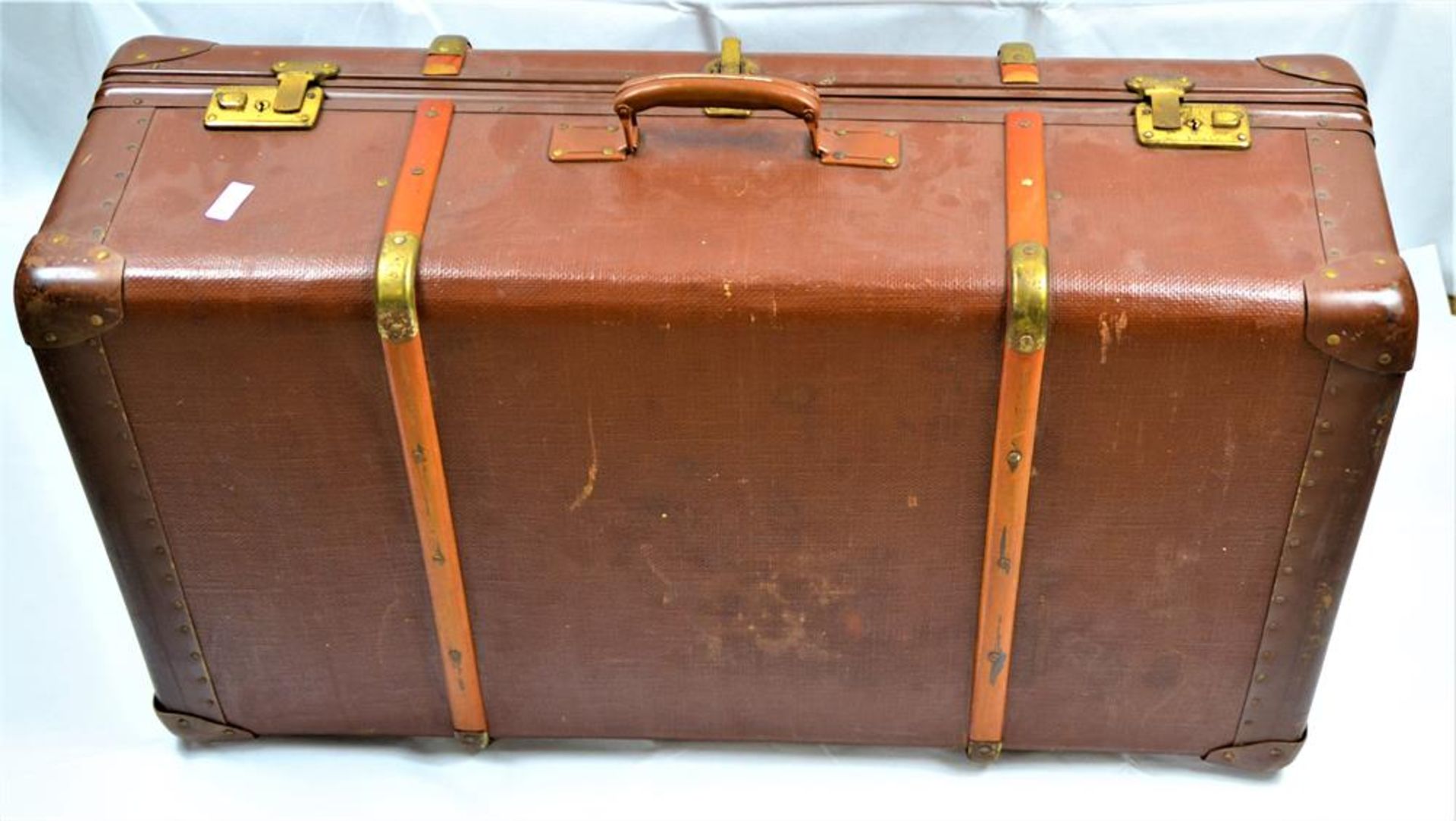 Reisekoffer alt mit Holzbeschlägen, verschließbar( Schlüssel fehlt ), 90 x 50 x 30cm<br