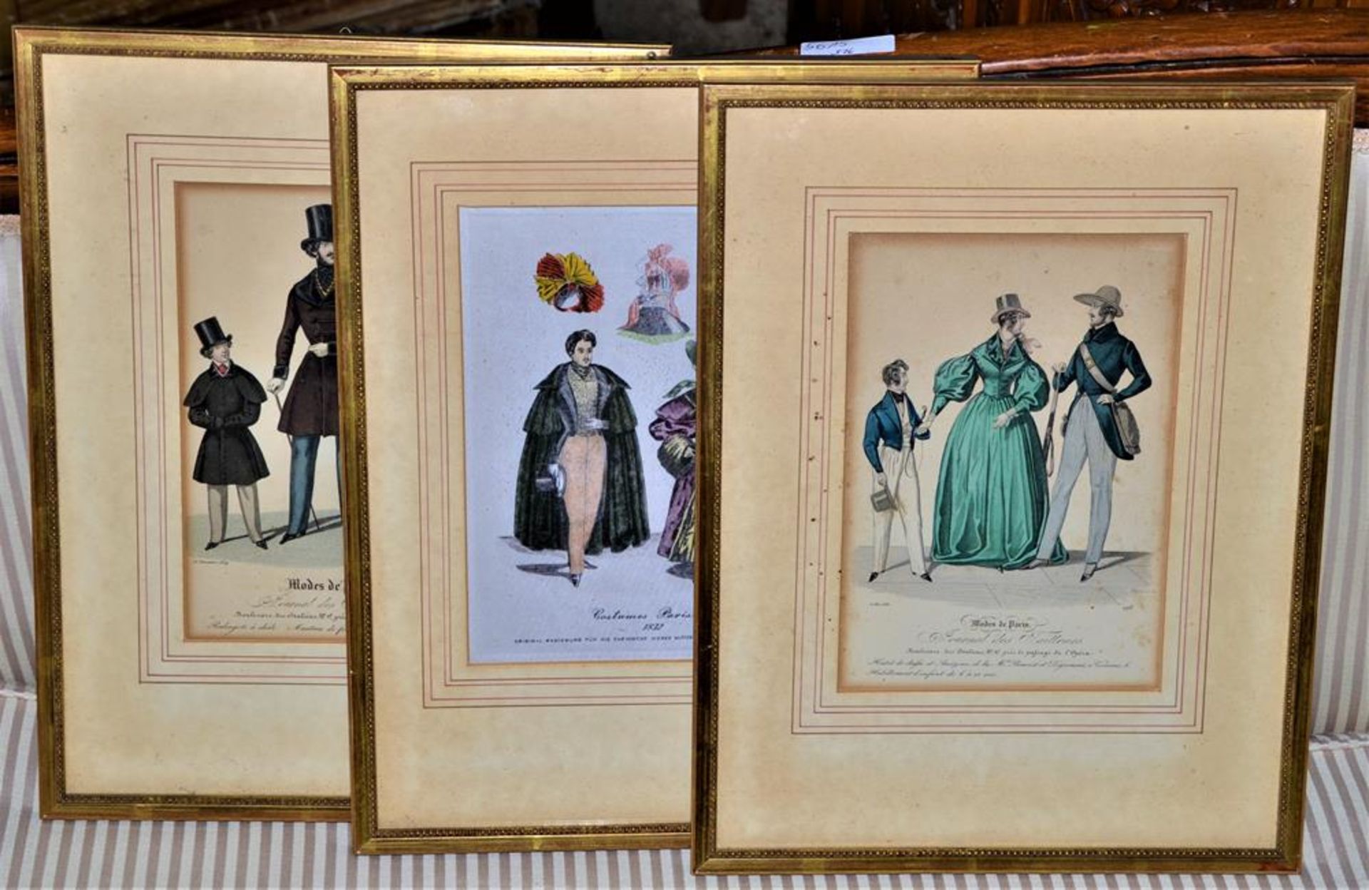 Konvolut 3 handkolorierte Stiche ; Modes de Paris und Costumes Parisiens, gerahmt, 36x27 cm