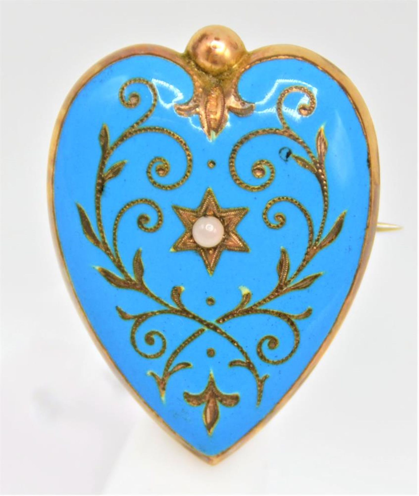 Brosche Anhänger Herzform blau emailliert mit kleiner Perle, vergoldet, Anfang 20 Jhdt., ca. 3,5cm