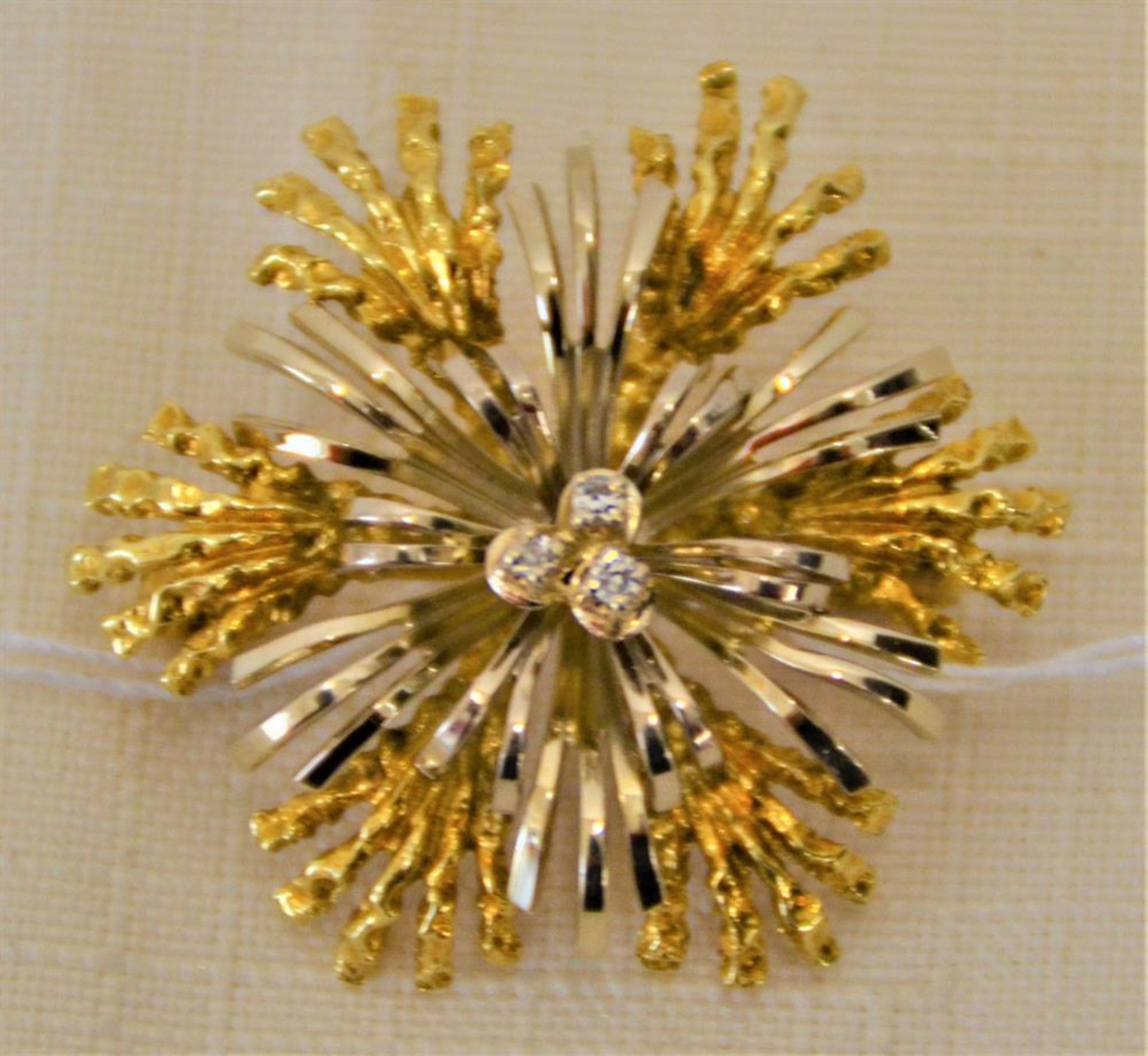 Brosche Gelb- Weißgold 585 sternförmig mit 3 kleinen Diamanten, Ø ca. 3 cm, 7,6 g<br