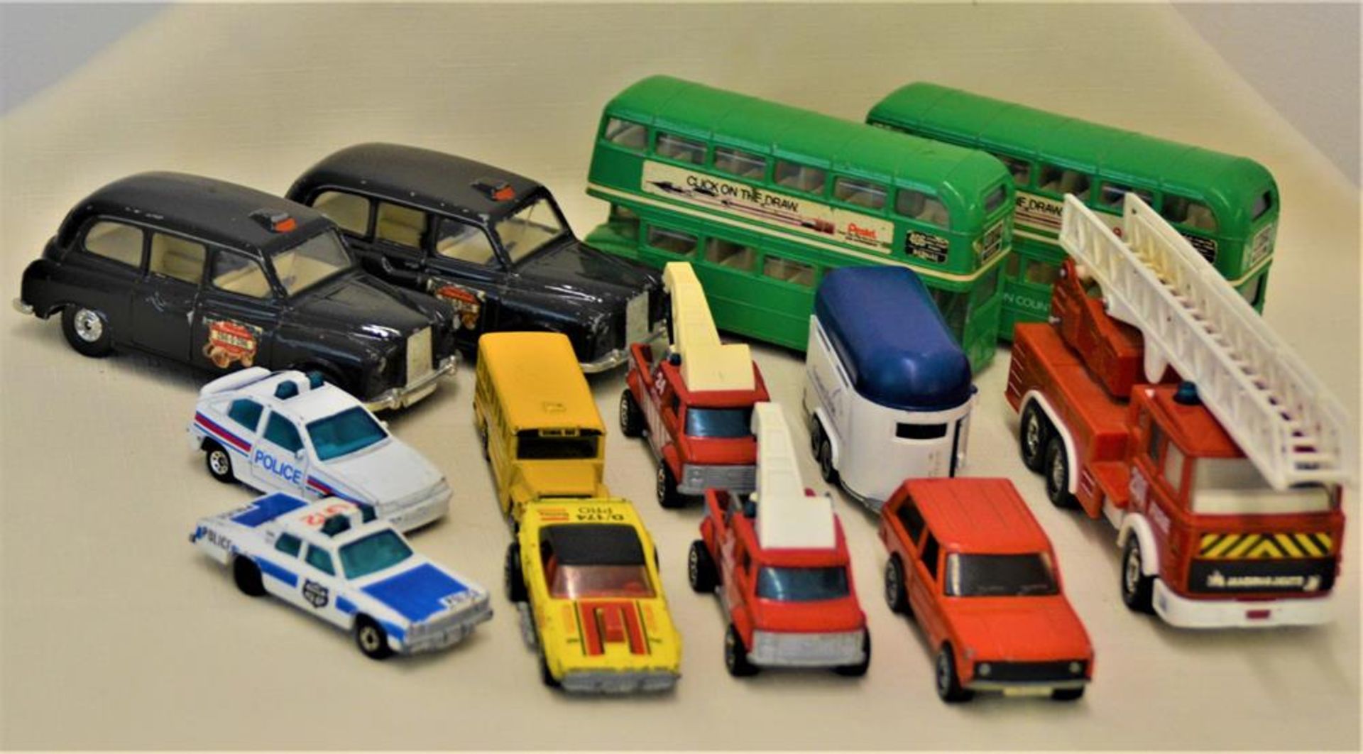 Sammlung Spielzeugautos 70er 80er Jahre, 13-teilig, bespielt, darunter Siku Corgi, Matchbox