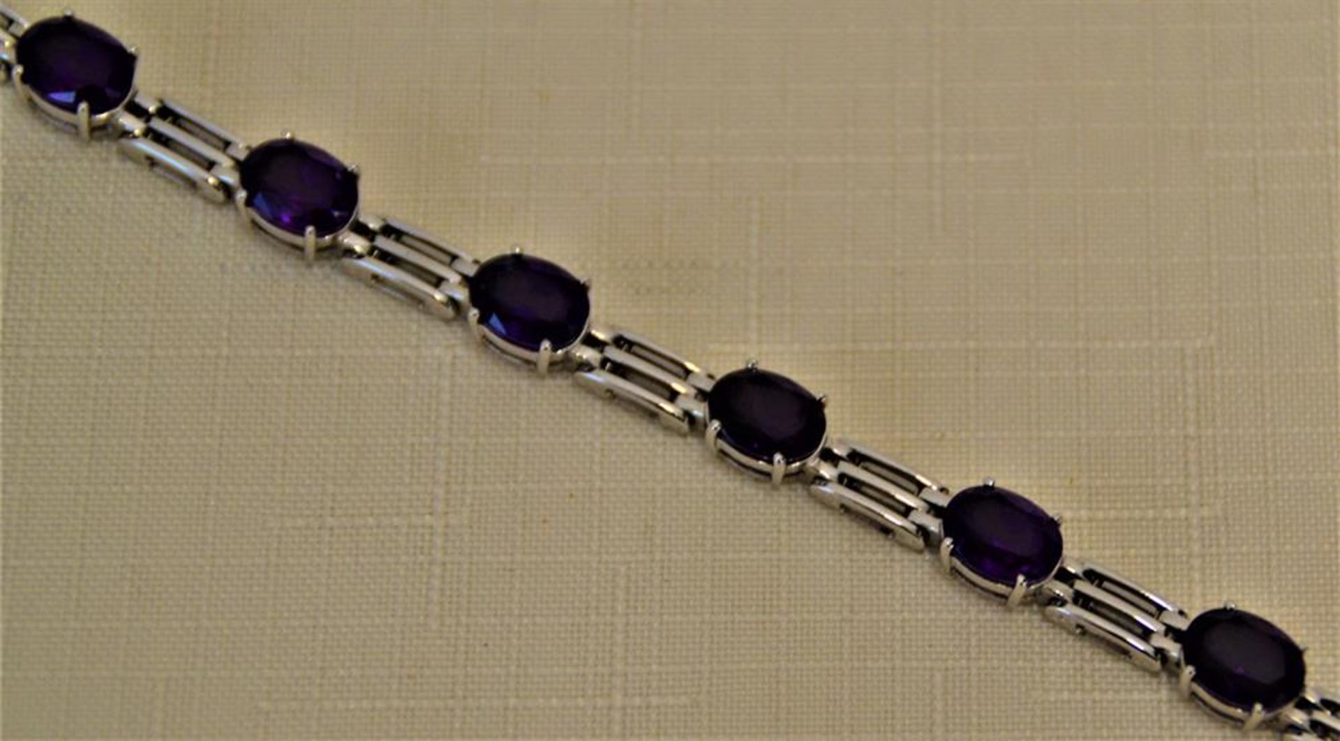 Armband 750 Weißgold mit Amethysten 21,6 g, Länge ca. 17 cm<b