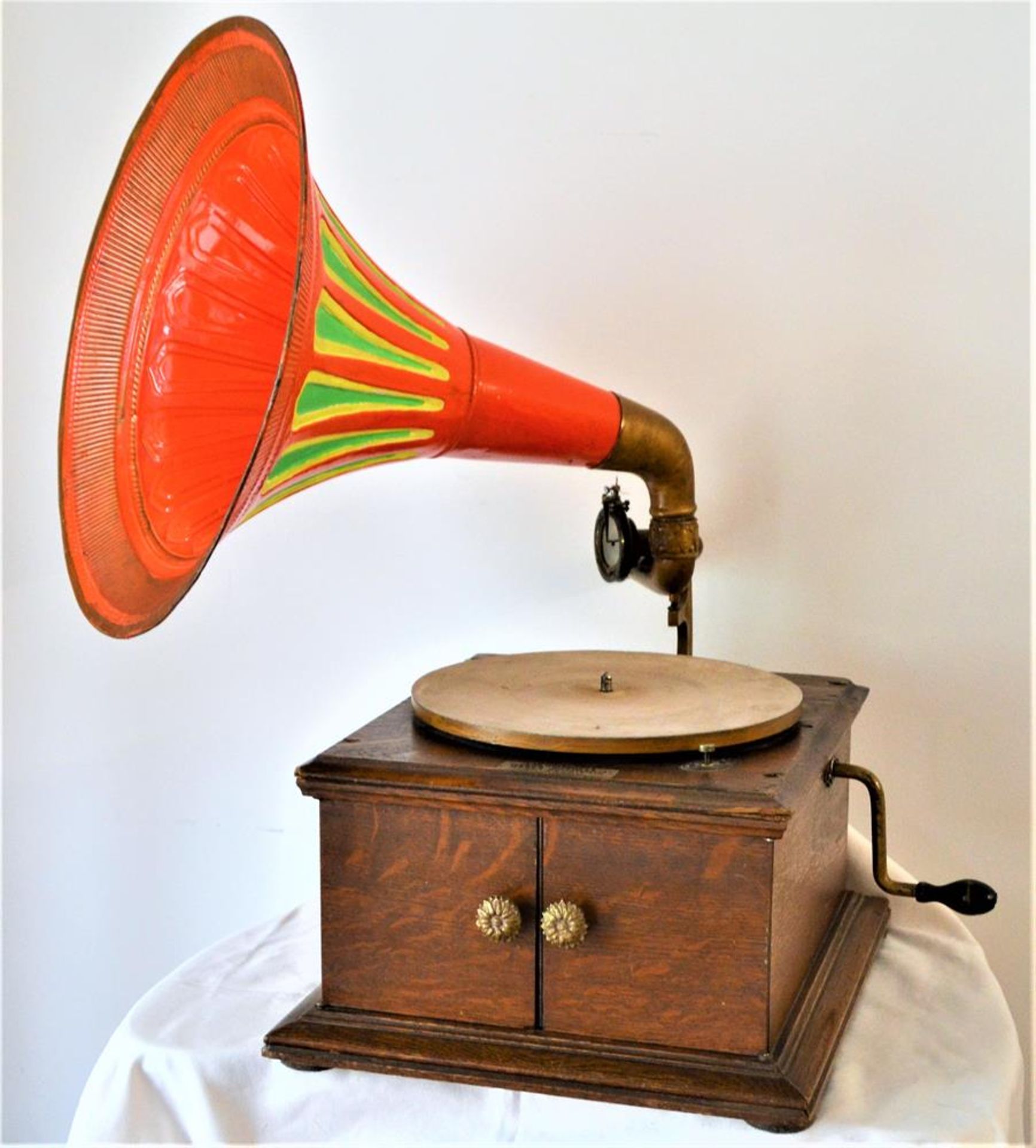Grammophon Viktor Talking Maschine VV-IV mit großer Plattensammlung, restaurationsbedürftig<