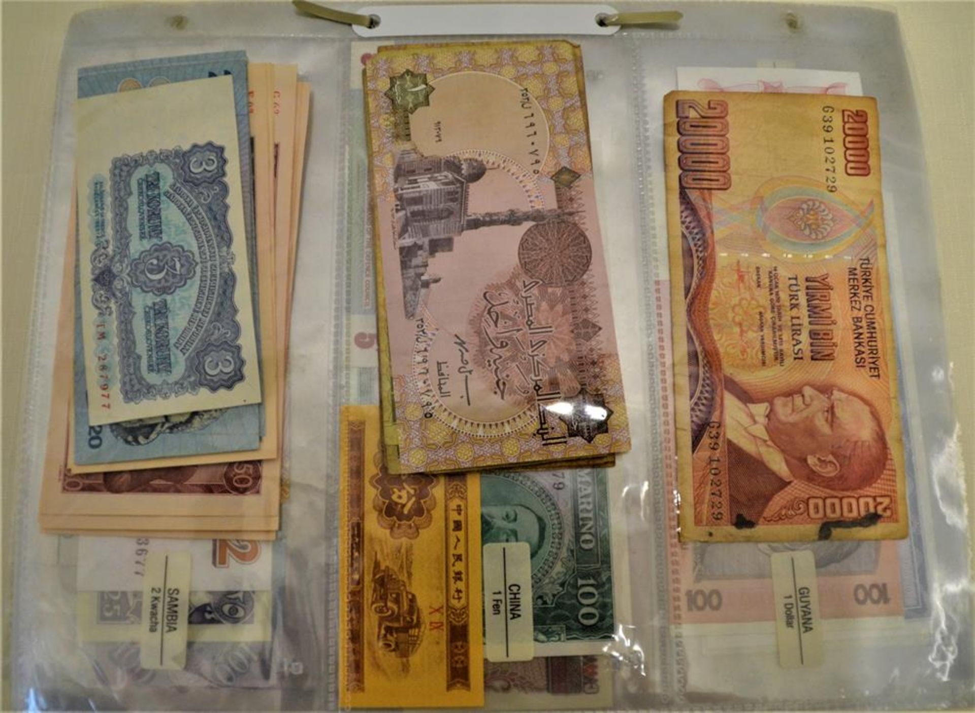 Banknoten Geldscheinsammlung teilweise nach Ländern sortiert, darunter auch 4x 50 Korun 1964