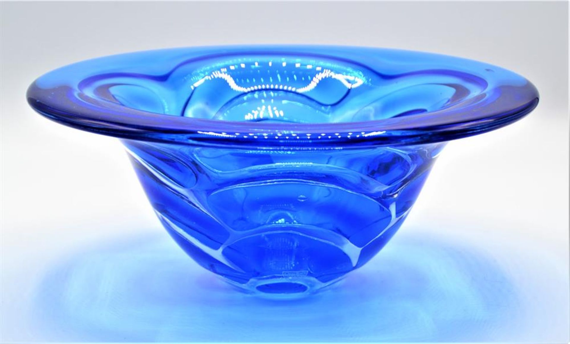 Glasschale blau Orrefors Schweden von Lars Hellsten 2002, limitiert 53 von 999, am Boden signiert,