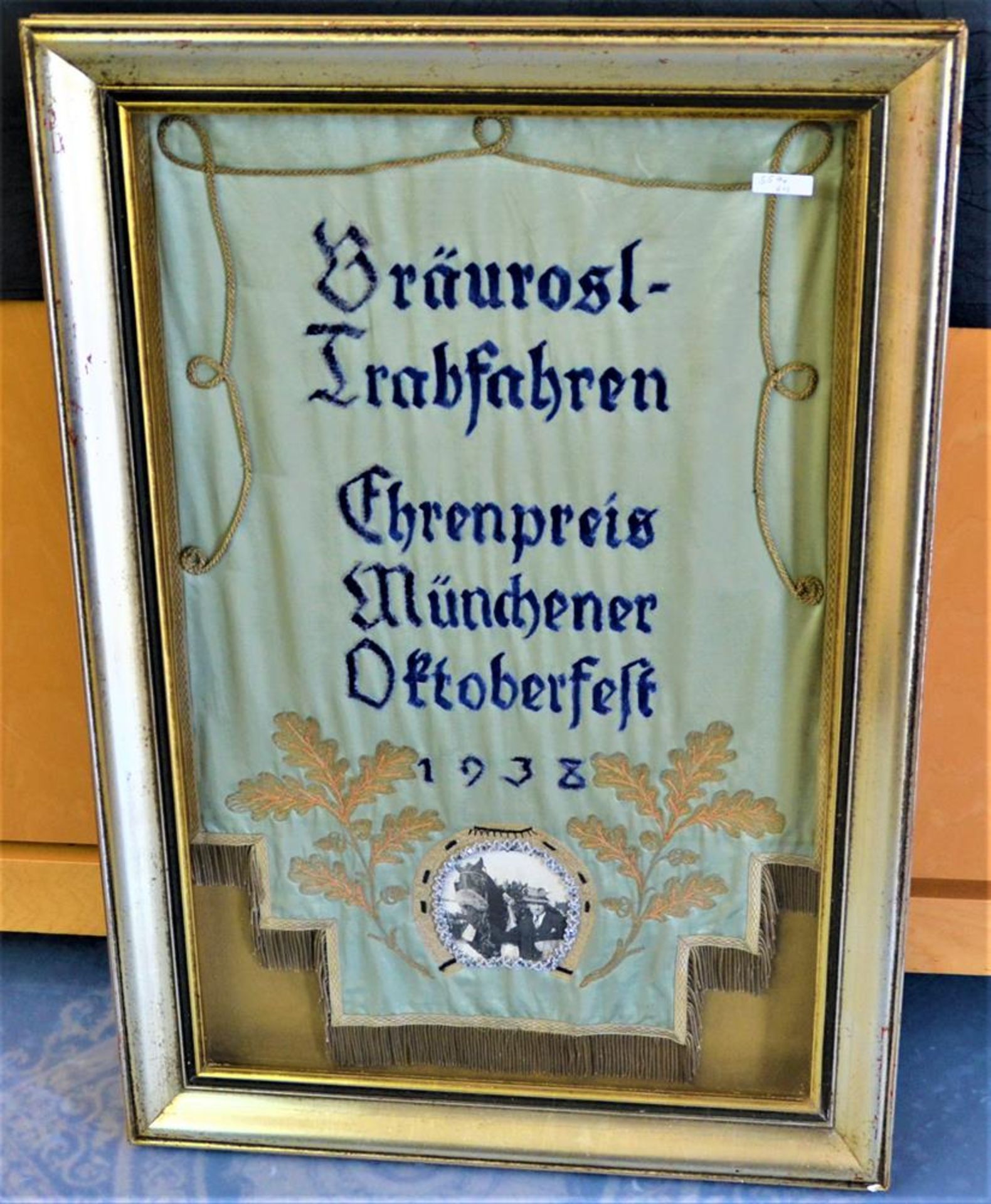 Bräurosl Trabfahren Ehrenpreis München 1938, gestickte Fahne, gerahmt mit Foto, 92 x 63cm,