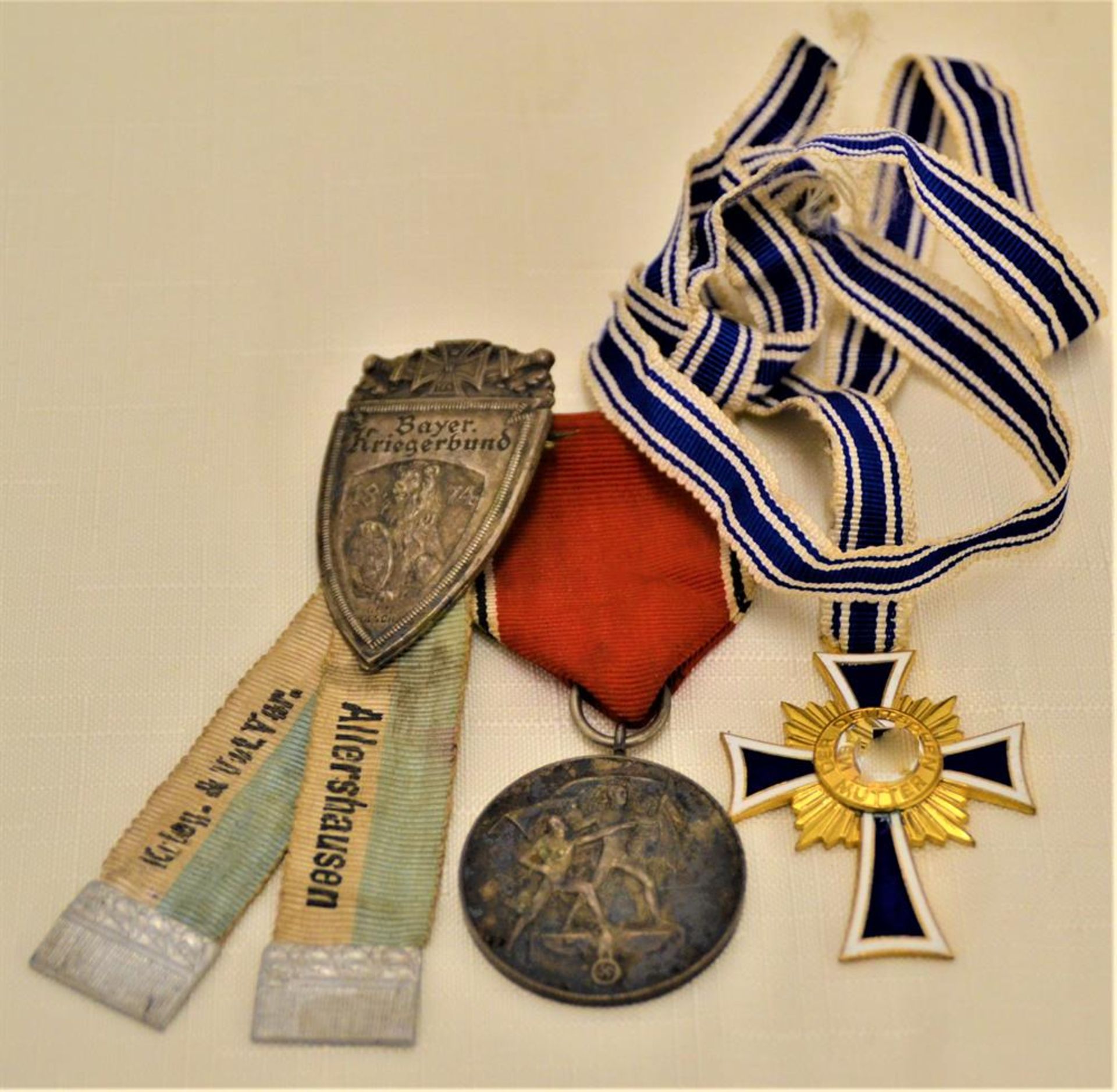 Konvolut Orden 3-teilig, Anschlussmedaillle Österreich WK II, Mutter Kreuz in Gold, Bayer.