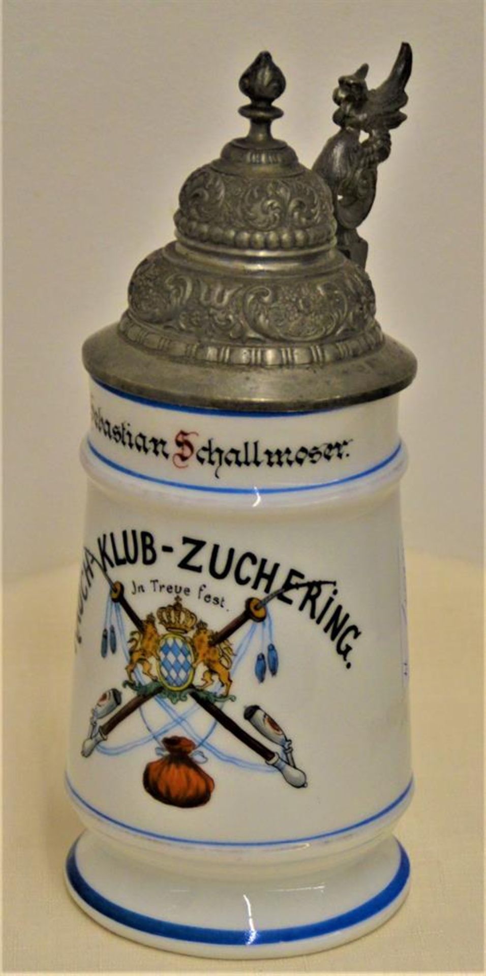 Porzellan Bierkrug 1/2 L mit Bodenbild, Reservistenkrug, "Rauch Klub Zuchering" "In Treue Fest",