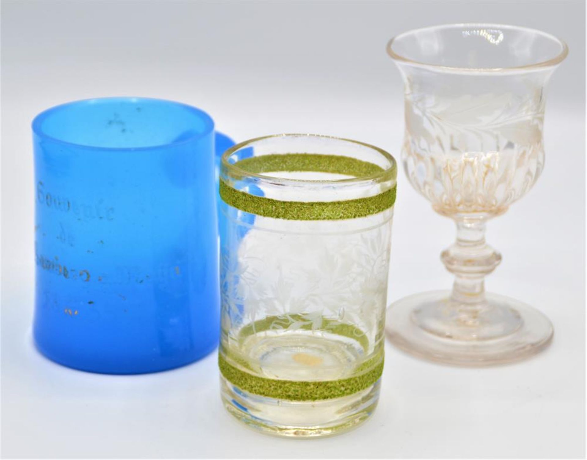 Konvolut Glas antik 3-teilig darunter blauer Glas Souvenir Becher aus Bamberg 1835