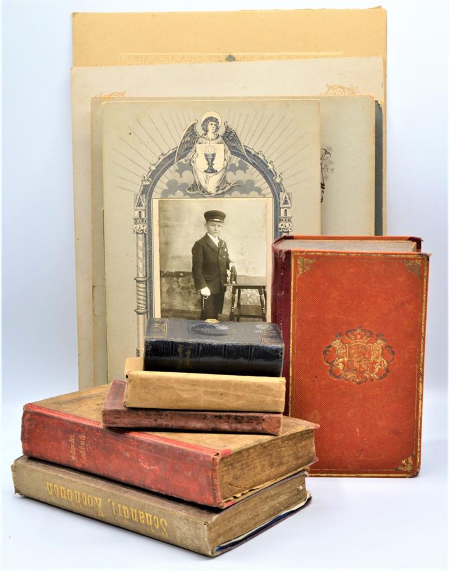 Konvolut Fotos und Bücher darunter ein Regensburger Kochbuch von 1868 und eines von 1888, ein