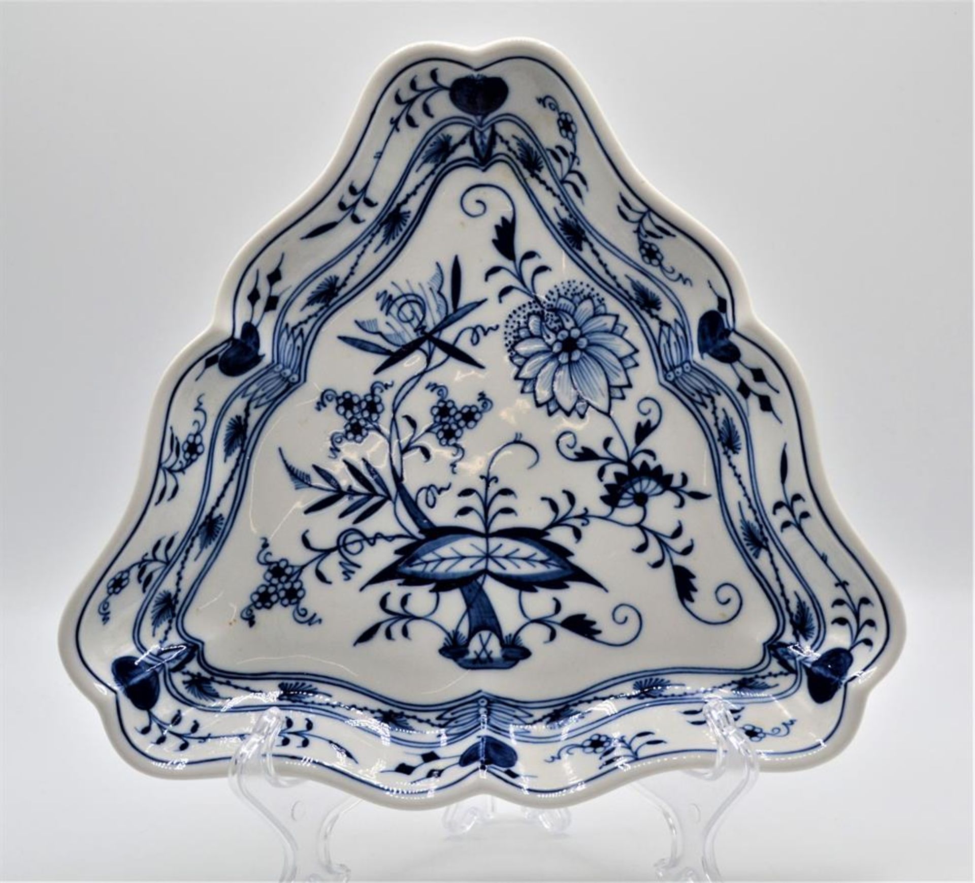 Meissen Porzellan Dreieck Schale, Schwertermarke nach 1934, 3. Wahl, ca. 26x24cm