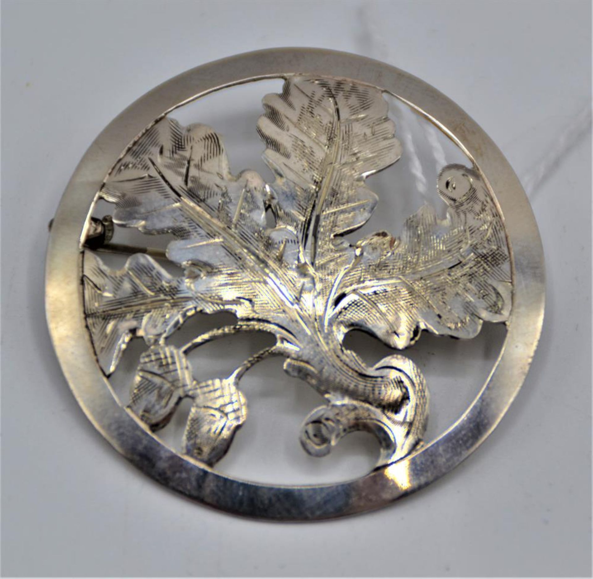 Silberbrosche Eichenlaub, 900 Silber, Handarbeit fein ziseliert, Øca. 4cm