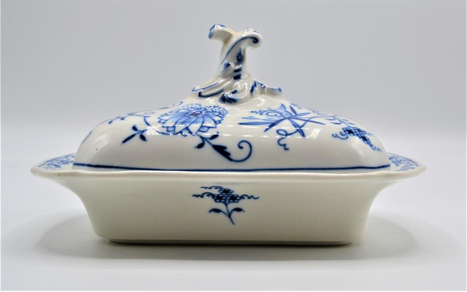 Meissen Porzellan Butterdose Zwiebelmuster, Schwertermarke nach 1934, 3. Wahl, ca. 19,5x15x11cm (