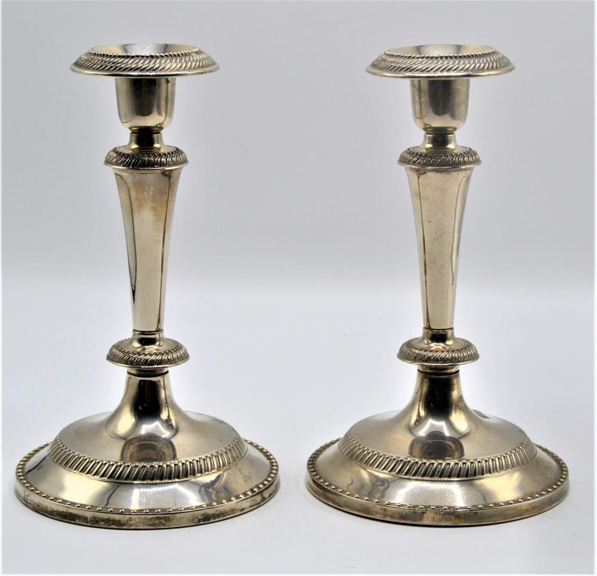Paar Kerzenständer, Zinklegierung versilbert, Hersteller M.M. China, zerlegbar, ca. 18,5cm