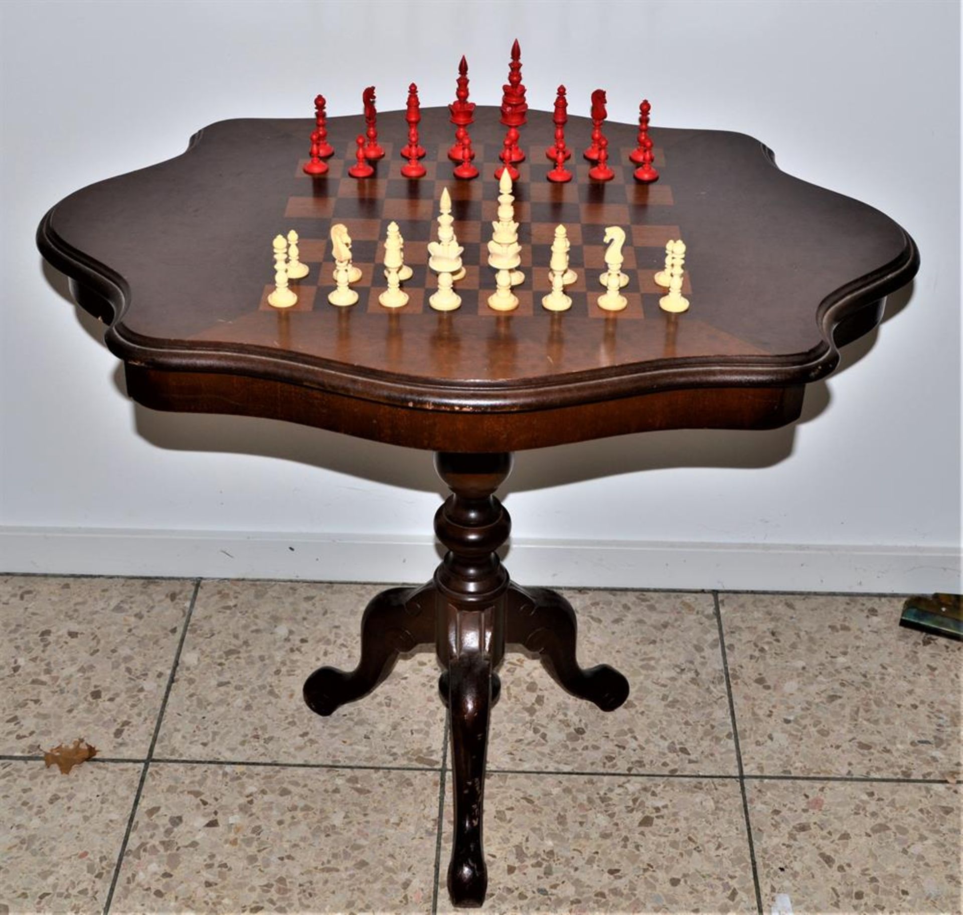 Schachtisch mit alten aus Bein geschnitzten Schachfiguren rot weiß Anfang 20 Jhdt, Spielanleitung