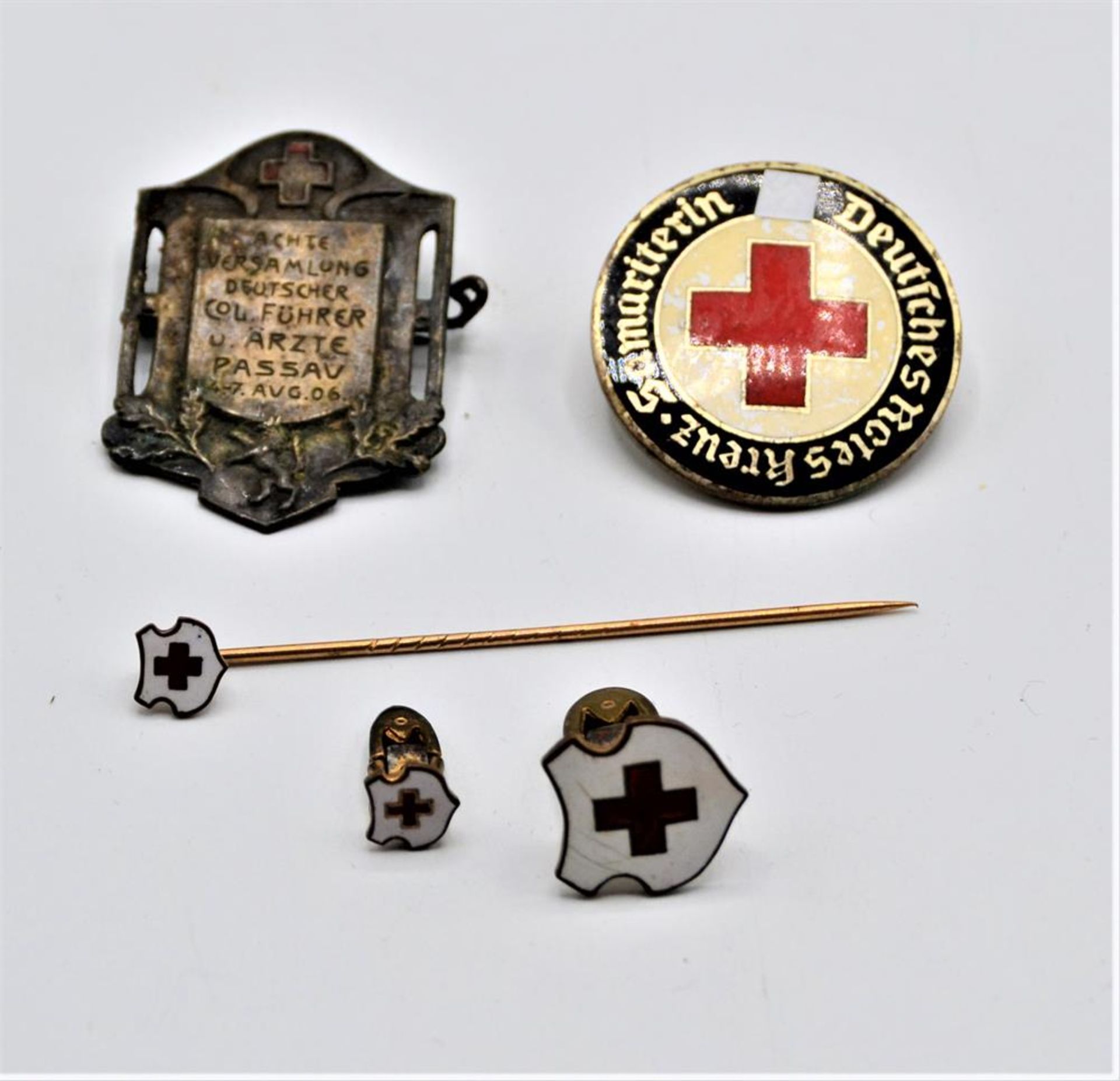 Konvolut Anstecker Abzeichen Rotes Kreuz, darunter Samariterin emailliert WK II, ,,Achte Versammlung